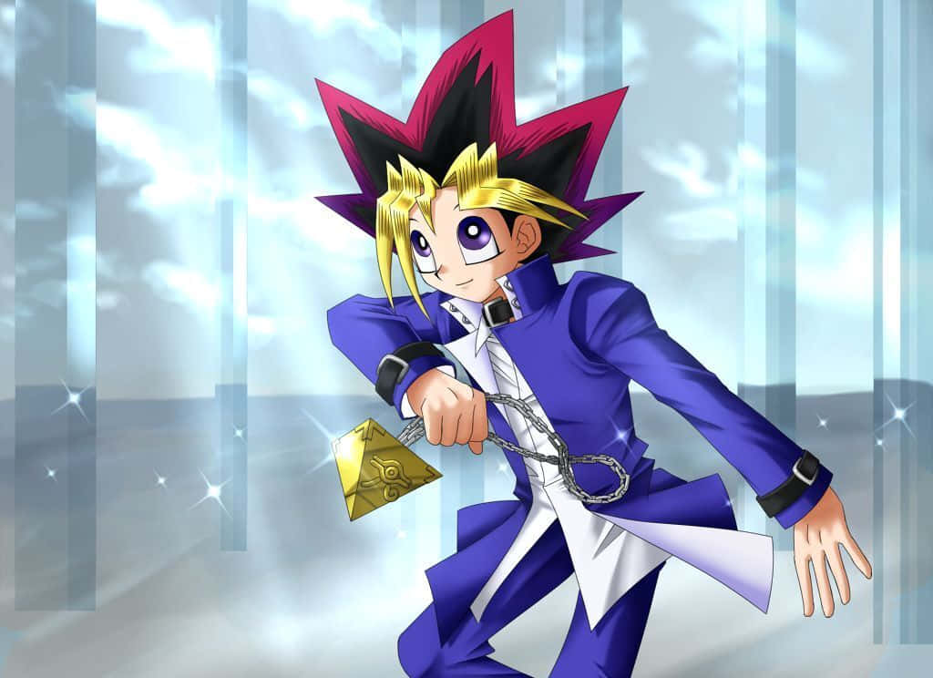 Yugi Muto 桌布 壁紙 — 一個充滿活力的動漫角色，擁有尖刺的紫色和金色頭髮，穿著藍色西裝，在陰雲密布的天空背景下拿著一個發光的金色拼圖塊。