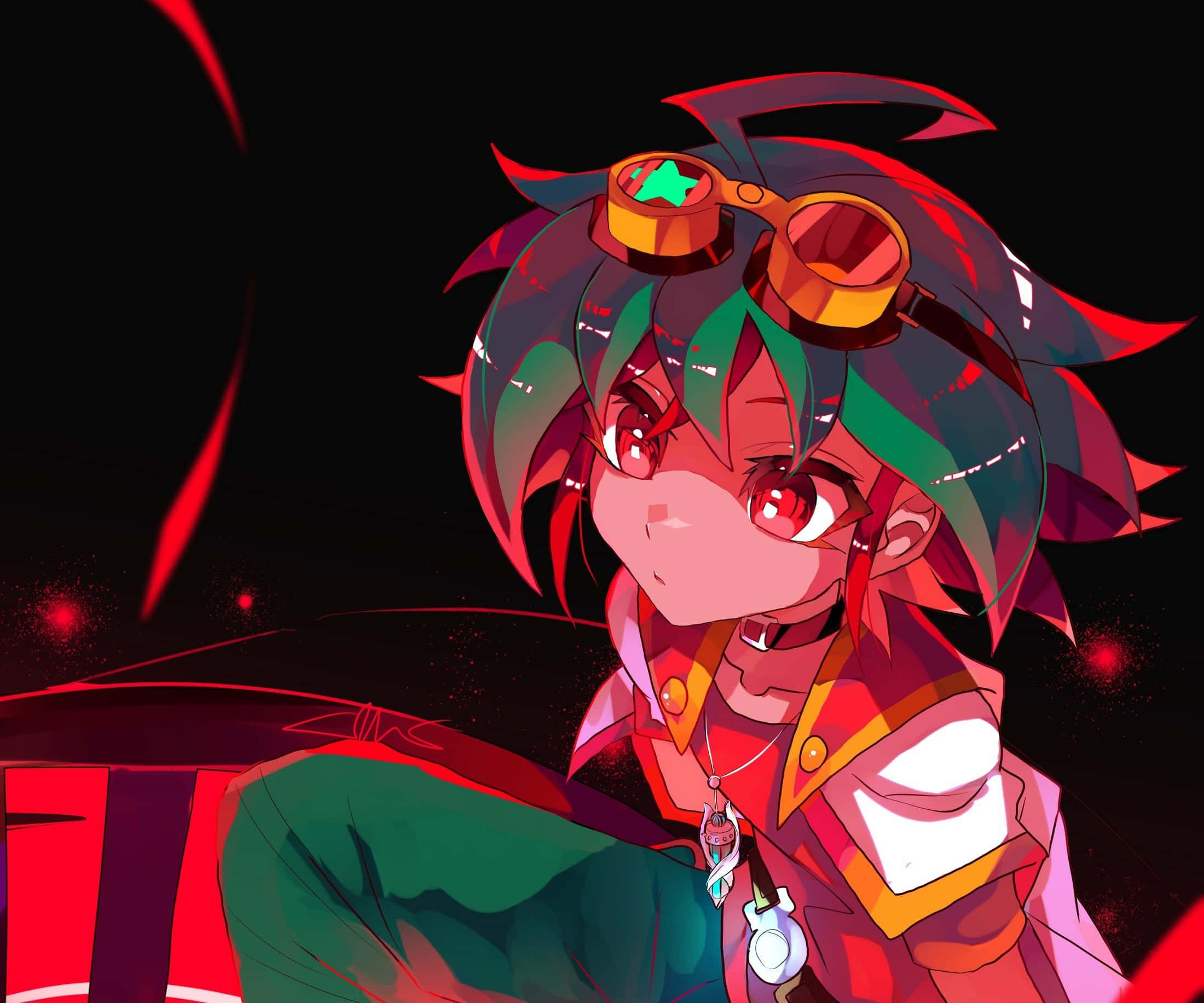 Yuya Sakaki 桌布 壁紙 — 一個充滿活力的動漫角色，擁有紅色和綠色的頭髮和護目鏡，在帶有紅色條紋的深色背景前凝視前方。