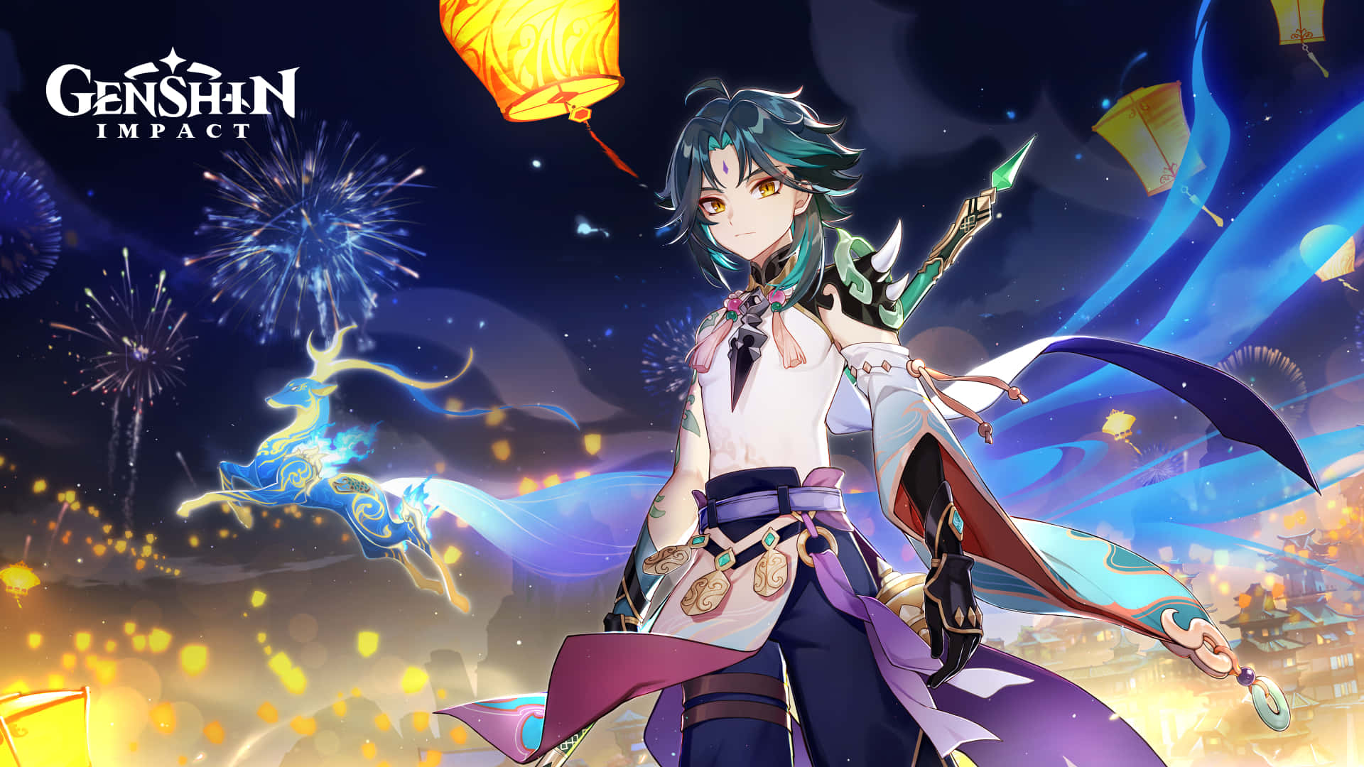 Genshin Impact Xiao 桌布 壁紙 — 一個充滿活力的動漫角色，擁有青色頭髮，站在星空下，煙花和發光的燈籠在他們周圍爆炸。