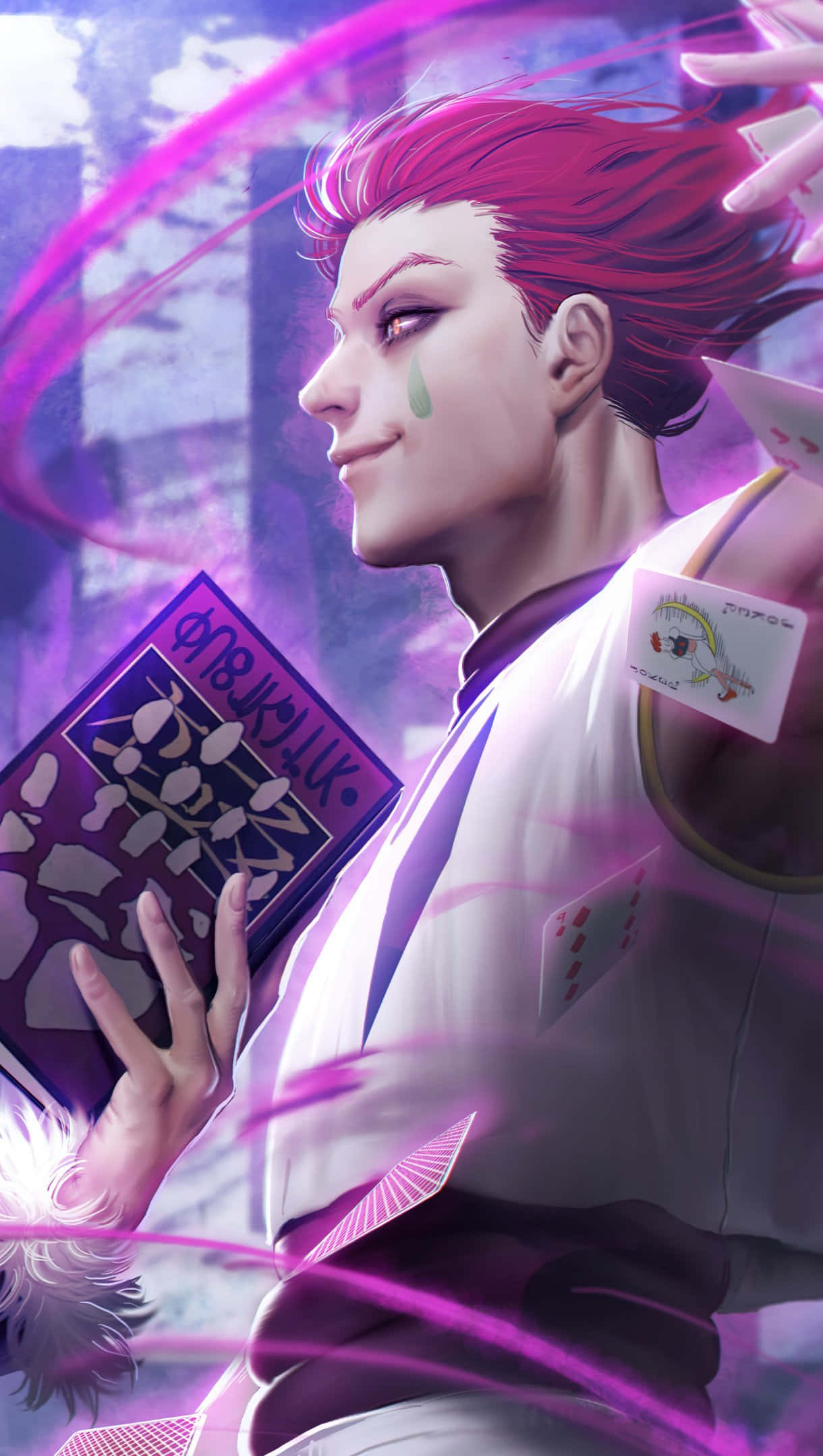 Hisoka Morow 桌布 壁紙 — 一個充滿活力的動漫角色，粉紅色頭髮和綠色眼淚，拿著一本紫色書和漂浮的撲克牌，背景是發光的紫色。