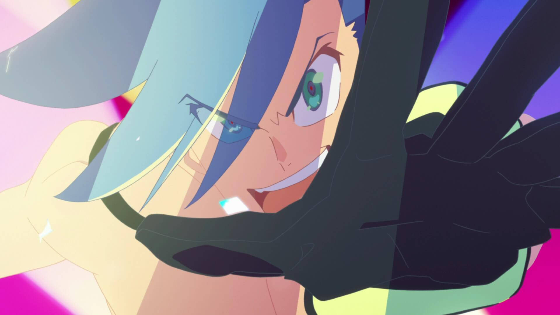 Close Up Galo Thymos Promare 壁紙 — 一個充滿活力的動漫角色，藍色頭髮和綠色眼睛，在色彩繽紛的抽象背景前頑皮地咧嘴笑。