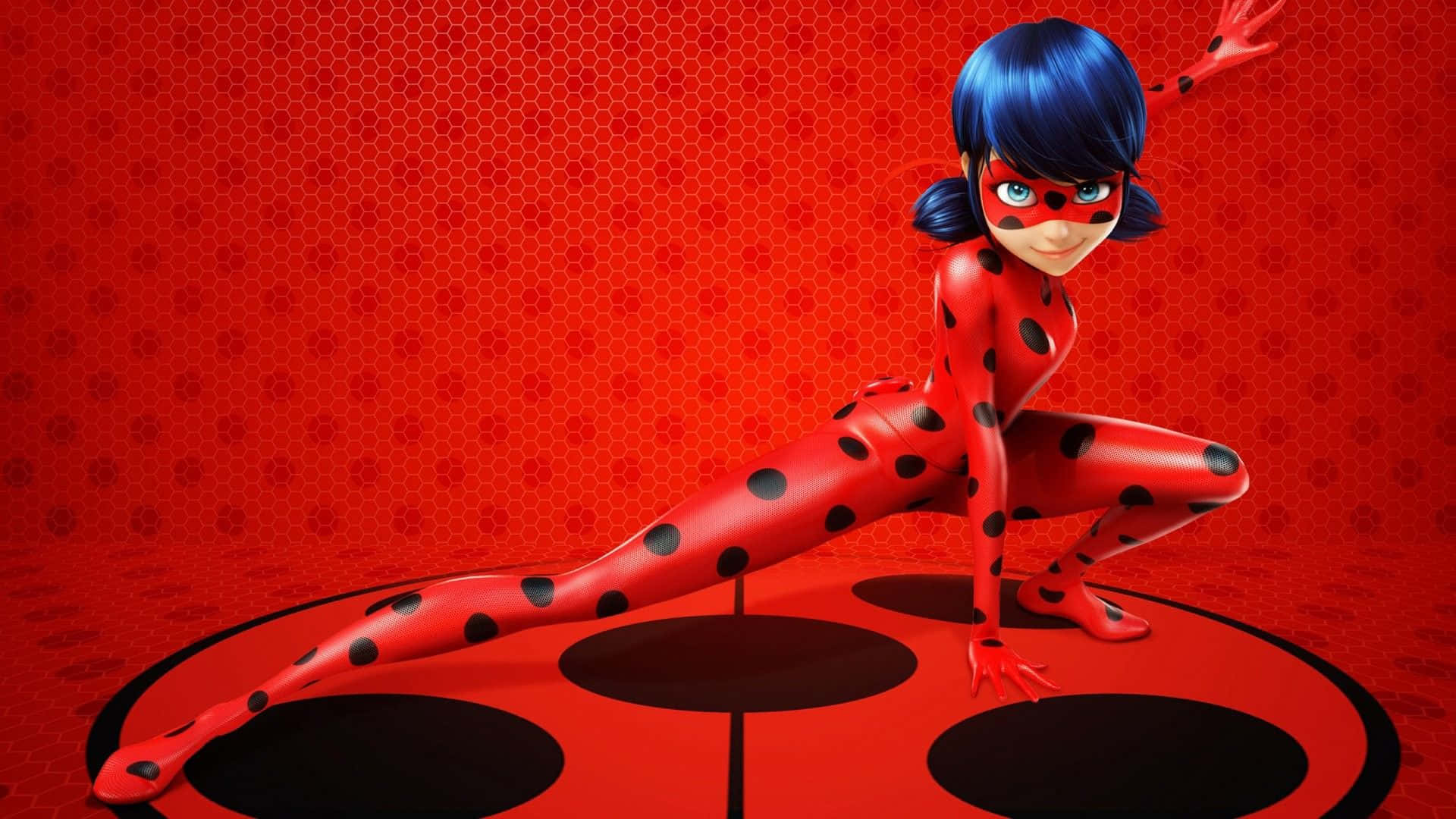 ladybug 桌布 壁紙 — 一個充滿活力的動漫角色，身穿紅黑圓點套裝，在紋理紅色背景上的瓢蟲標誌上擺出動感姿勢。