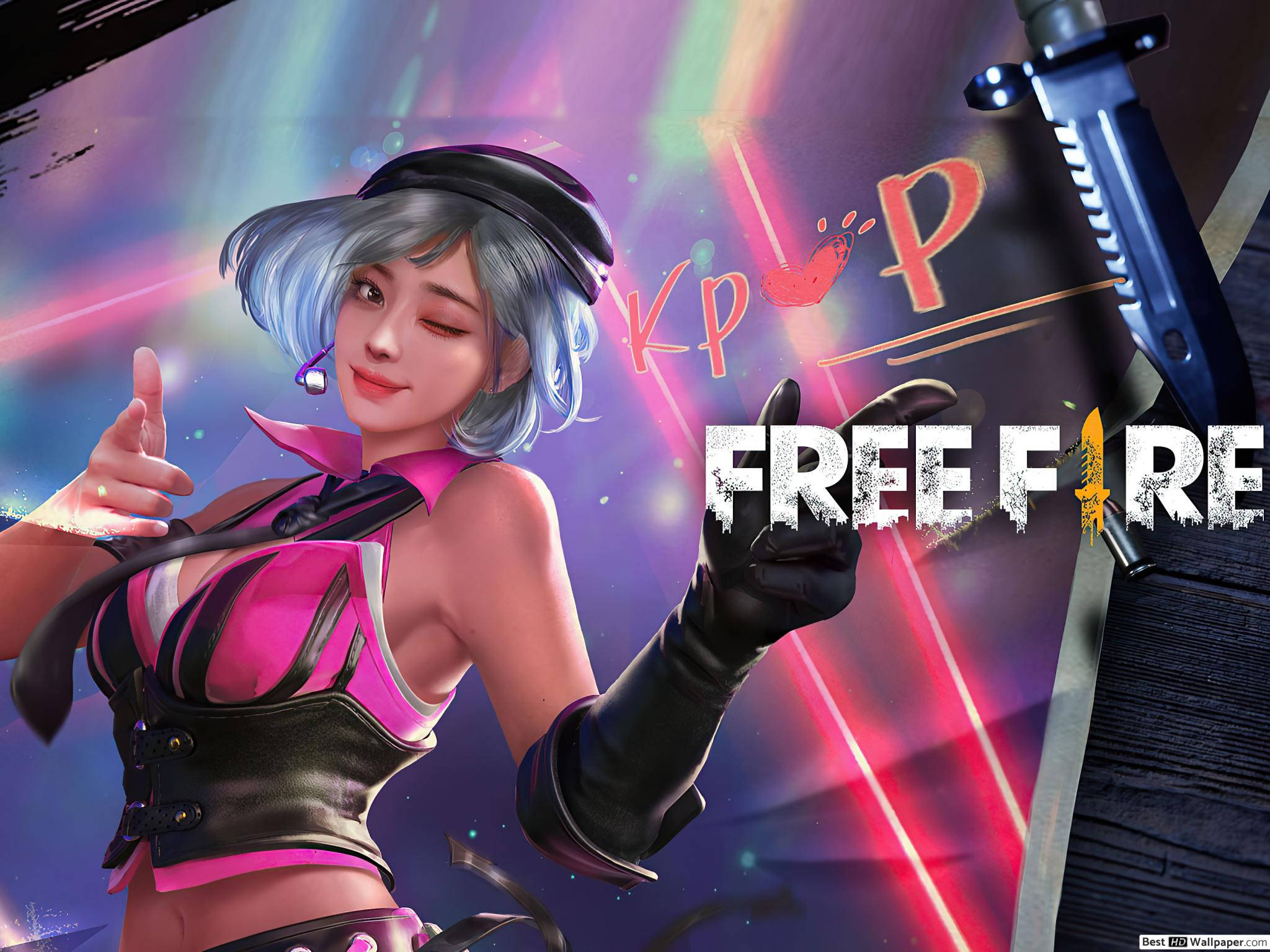 Free Fire Kapella 壁紙 — 一個充滿活力的動漫風格女性角色，藍色頭髮和粉紅色服裝，在帶有Free Fire標誌和劍的霓虹燈背景下自信地擺姿勢。