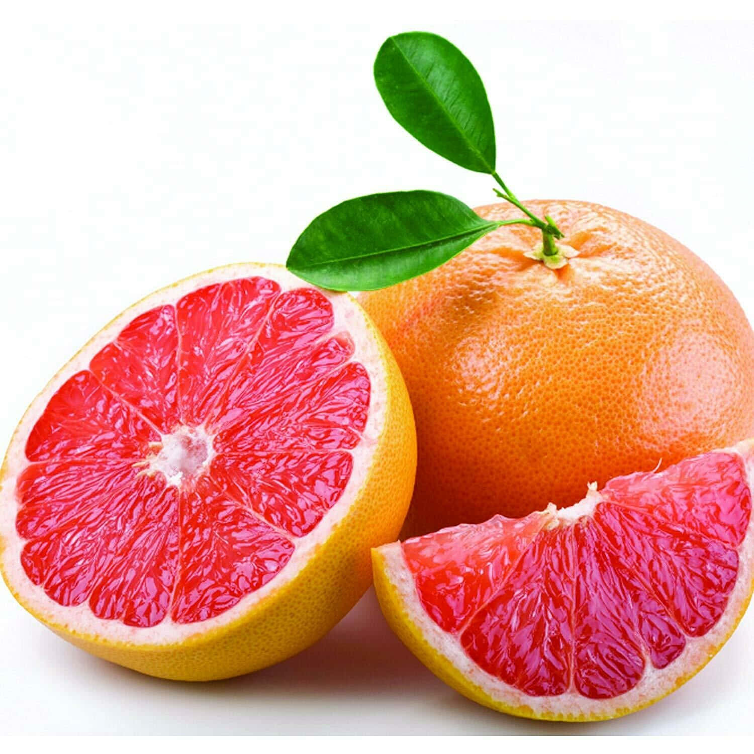 Pink Grapefruit 桌布 壁紙 — 一個充滿活力的半切西柚，多汁的紅色果肉，以及一個帶有綠葉的完整水果，放在潔淨的白色背景上。