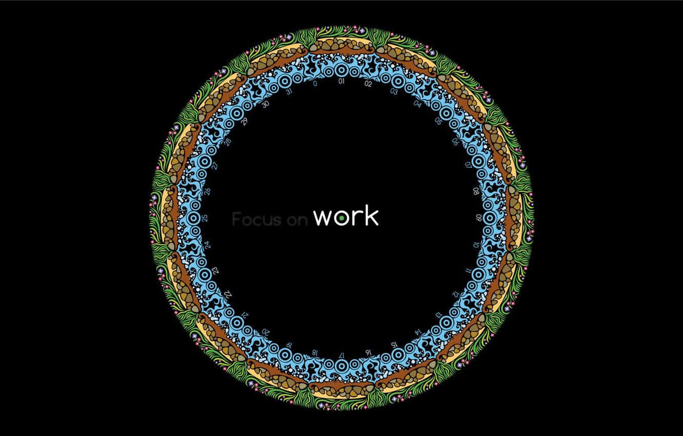 Focus 桌布 壁紙 — 一個充滿活力的圓形曼陀羅，帶有複雜圖案，在黑色背景上框住文字「Focus on work」。
