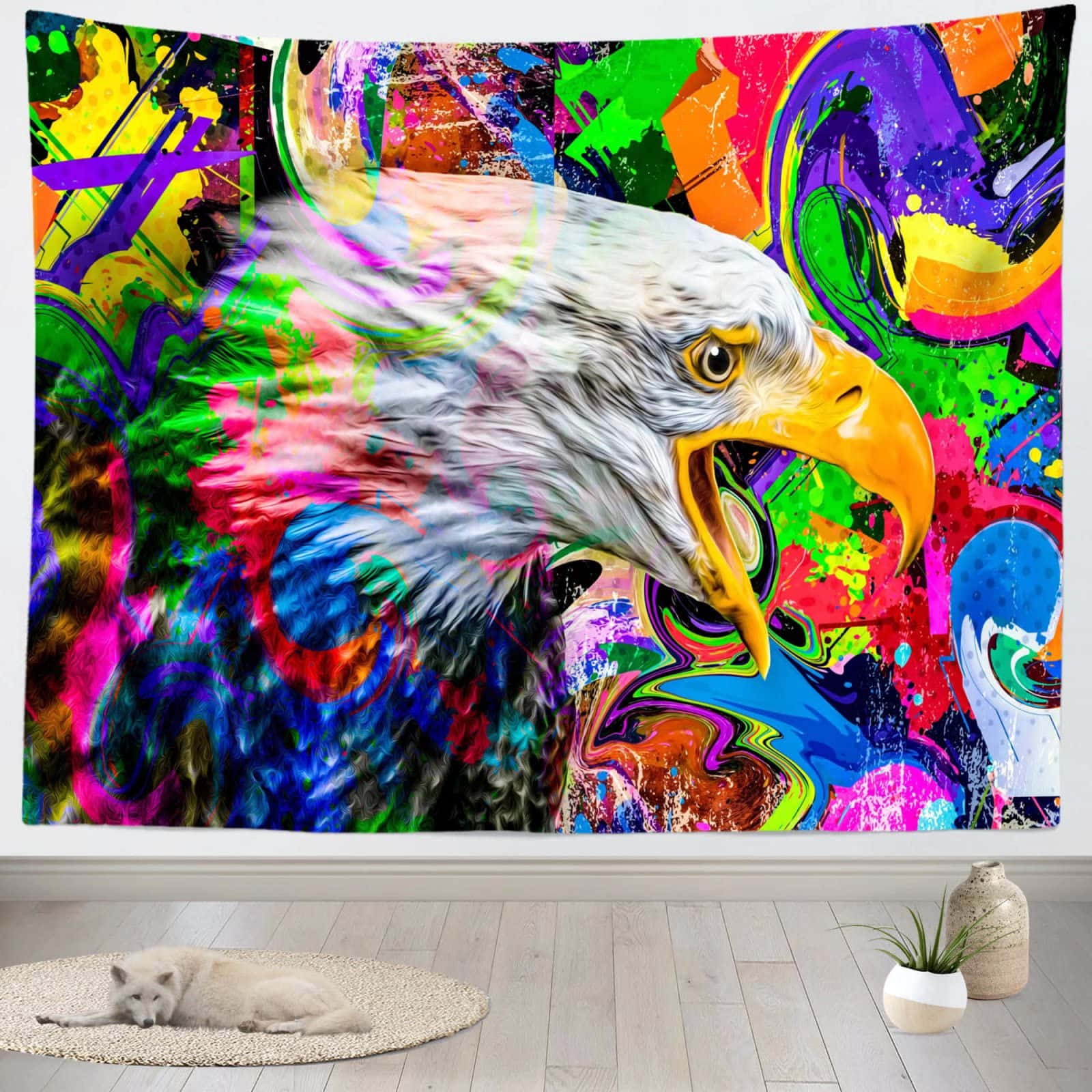 Psychedelic Animals 桌布 壁紙 — 一個充滿活力的塗鴉風格禿鷹頭部主導了一幅色彩繽紛的抽象掛毯，掛在一個極簡主義的房間裡，房間裡有一隻正在睡覺的白貓。