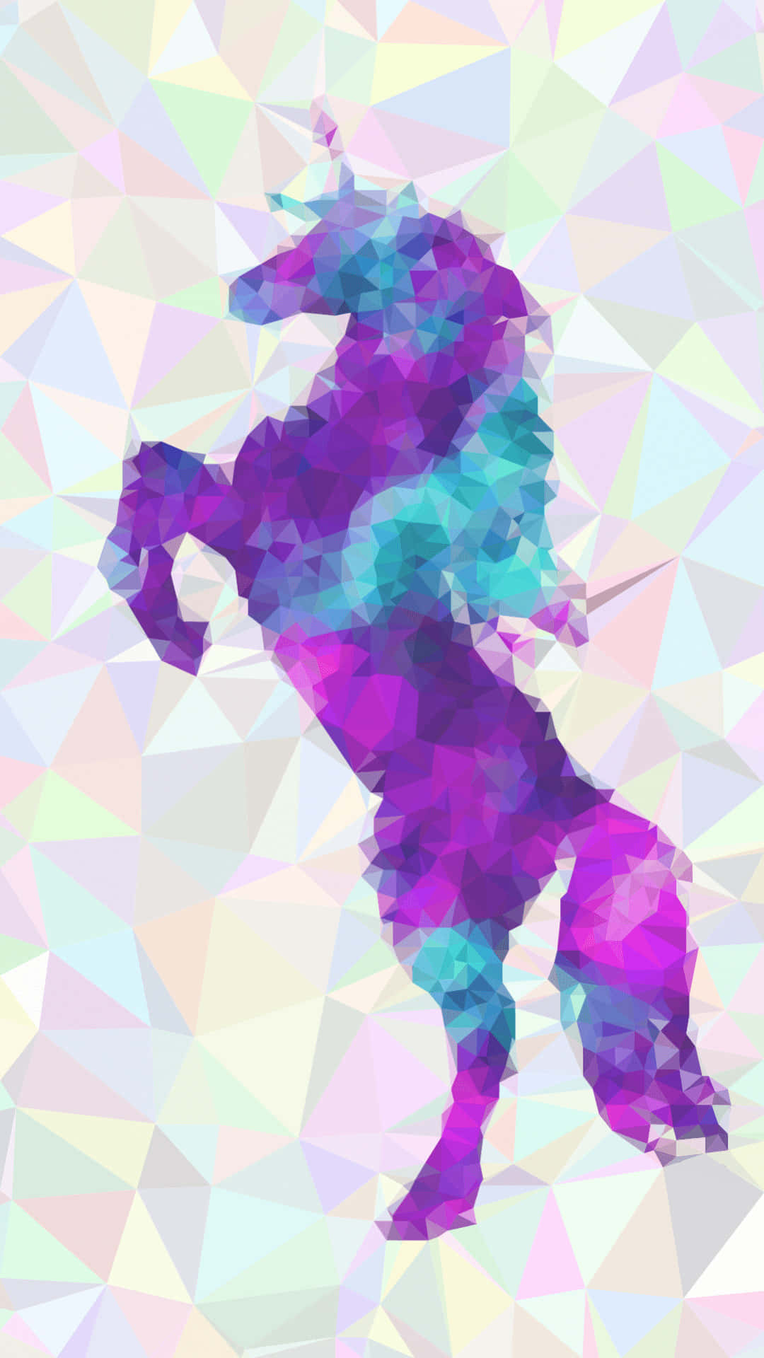 3d Unicorn 桌布 壁紙 — 一個充滿活力的多邊形獨角獸剪影，以紫色和藍綠色呈現，自豪地矗立在粉彩三角形馬賽克背景前。