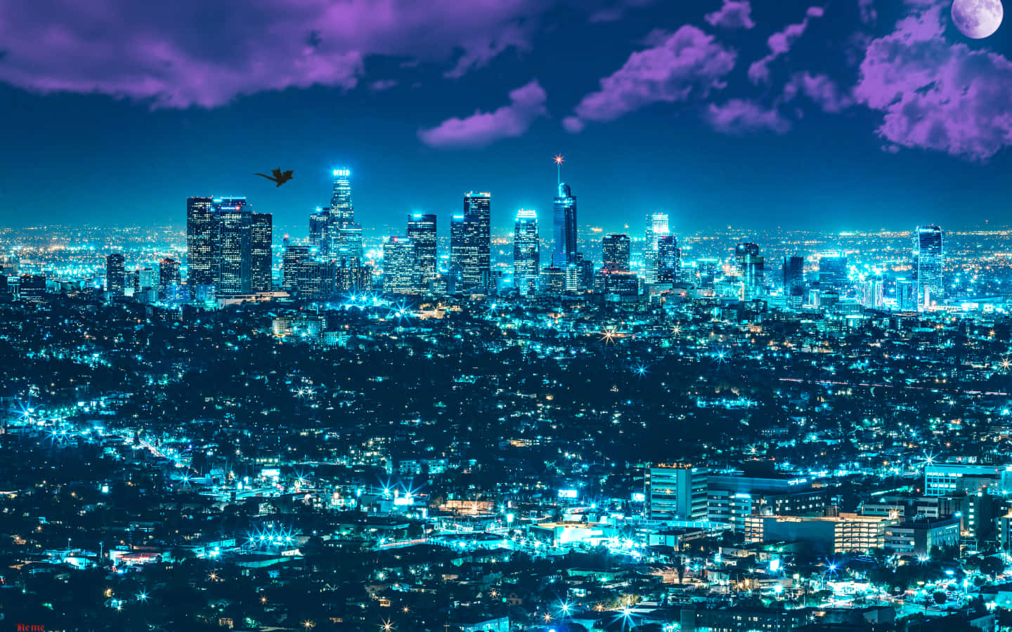 La 桌布 壁紙 — 一個充滿活力的夜間城市景觀，在紫色月光照耀的天空下，散佈著雲朵，閃爍著藍色燈光。