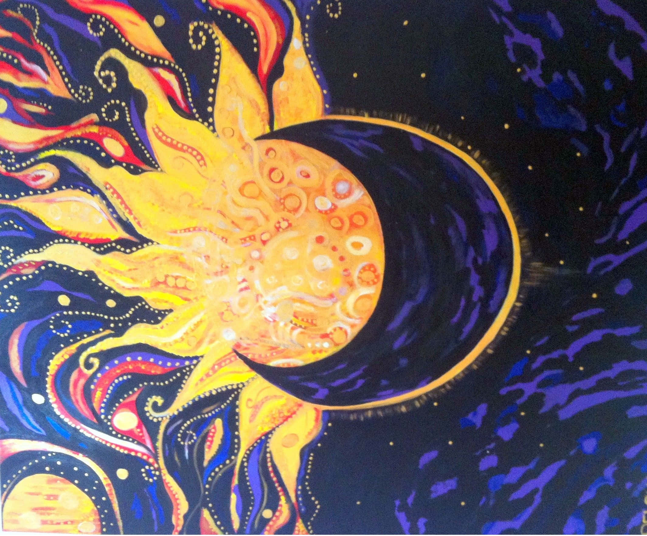 太陽與月亮 桌布 壁紙 — 一個充滿活力的宇宙場景，熾熱的太陽與新月在繁星點點的紫色夜空中交織。