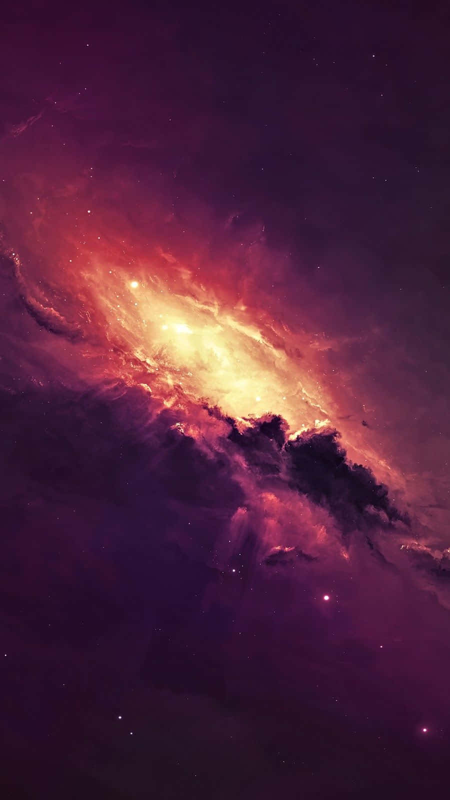 Red Space 桌布 壁紙 — 一個充滿活力的宇宙星雲，在佈滿星星的虛空中旋轉著火熱的橙色和深紫色色調。