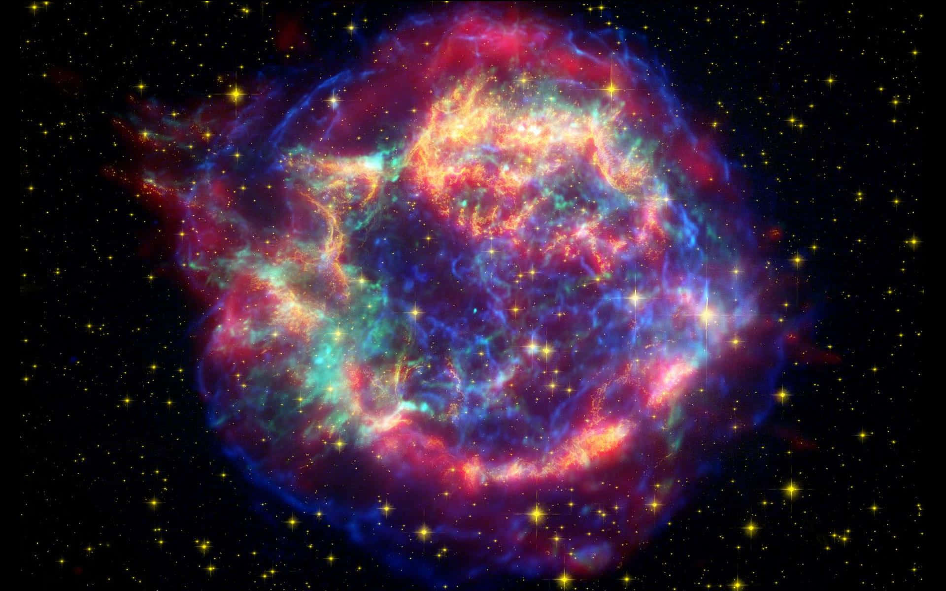 Cool Space 桌布 壁紙 — 一個充滿活力的宇宙星雲，在星空背景下旋轉著火紅、金色和電光藍色。