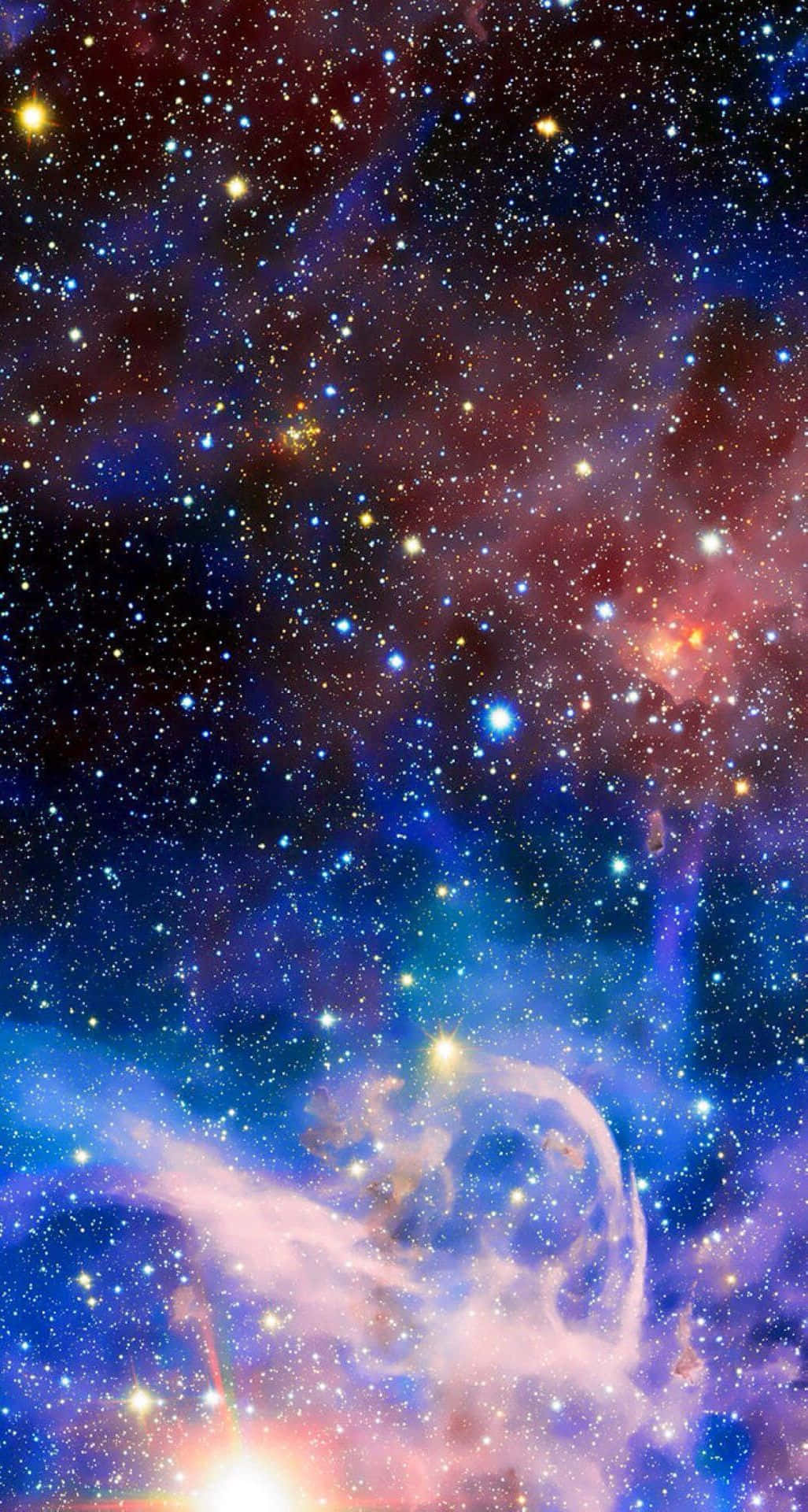 Galaxy Stars 桌布 壁紙 — 一個充滿活力的宇宙星雲，在深藍色、紫色和火紅色中旋轉著發光的星星和宇宙塵埃。
