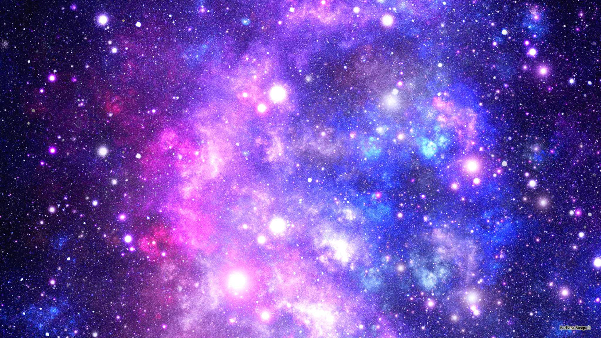 銀河 桌布 壁紙 — 一個充滿活力的宇宙星雲，在深邃的太空背景下，旋轉著粉紅色、紫色和藍色的氣體雲以及無數閃爍的星星。