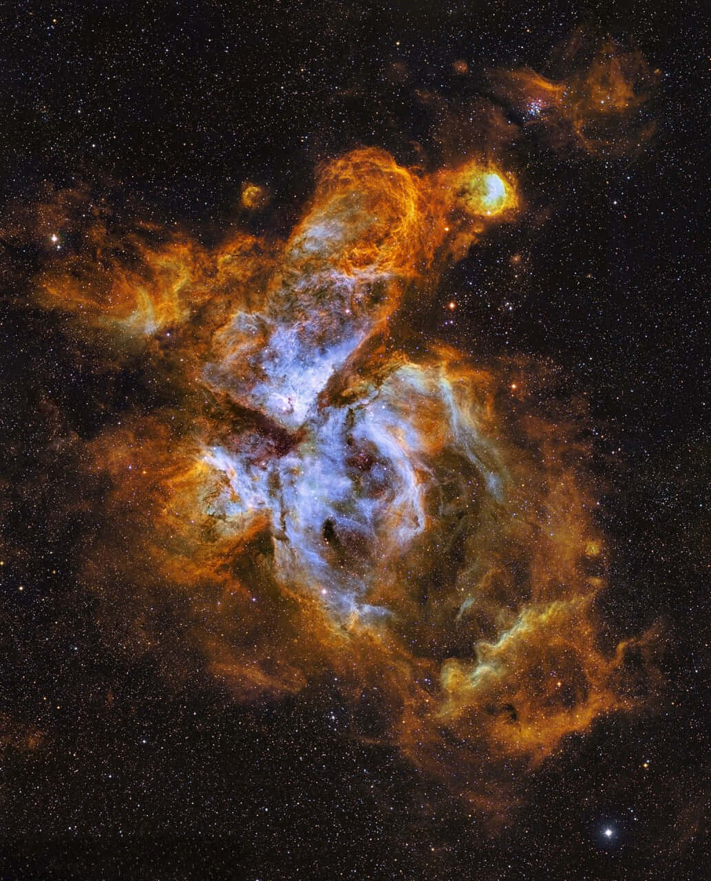 Carina Nebula 桌布 壁紙 — 一個充滿活力的宇宙星雲，在繁星點點的黑色虛空中，旋轉著熾熱的橙色和冷藍色的氣體。