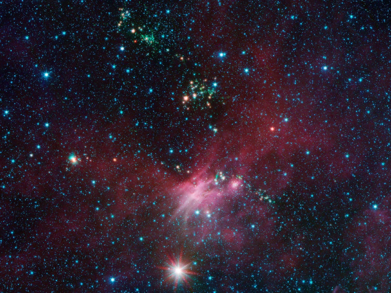 Cosmic Rays 桌布 壁紙 — 一個充滿活力的宇宙星雲，在繁星點點的背景下散發著粉紅色和藍綠色的光芒，並有明亮的天體。