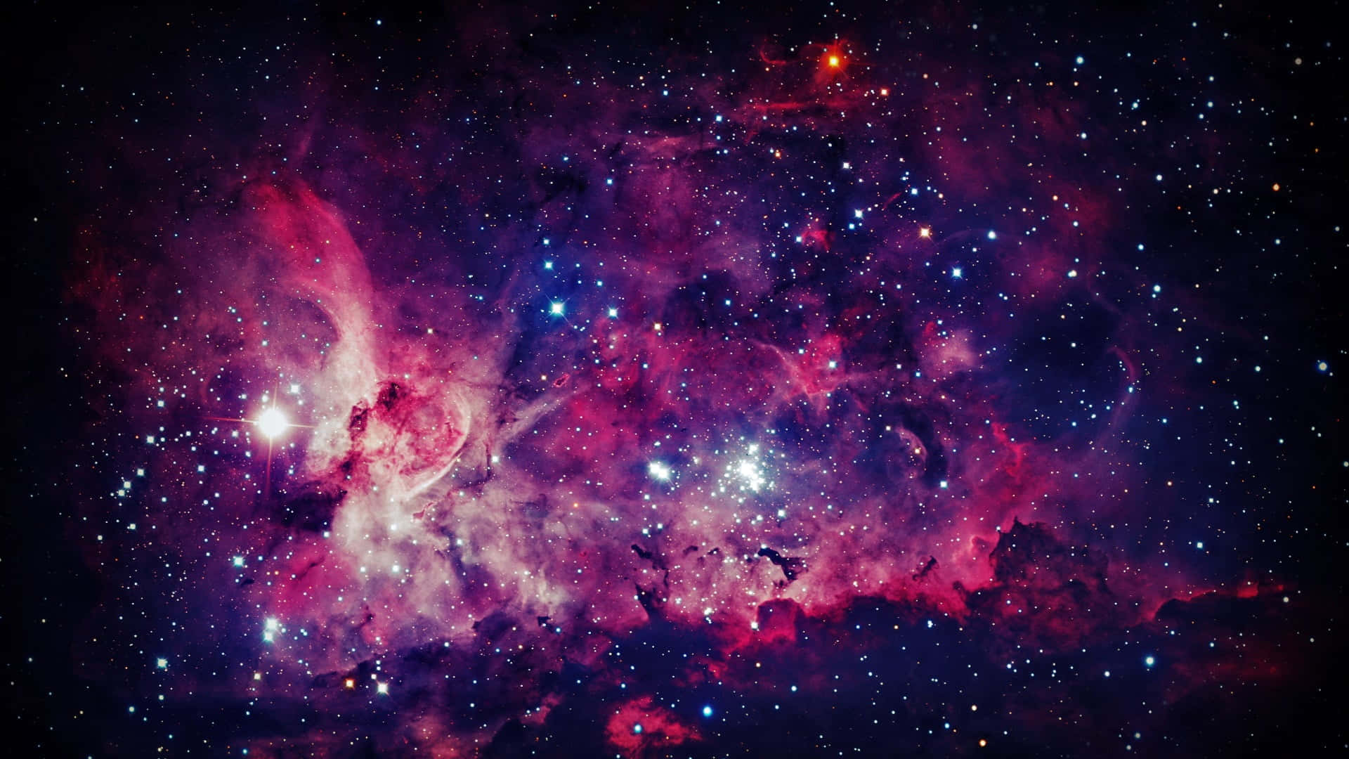紫色銀河 桌布 壁紙 — 一個充滿活力的宇宙星雲，在黑暗虛空中旋轉著粉紅色、紫色和藍色的氣體，由明亮的星星照亮。