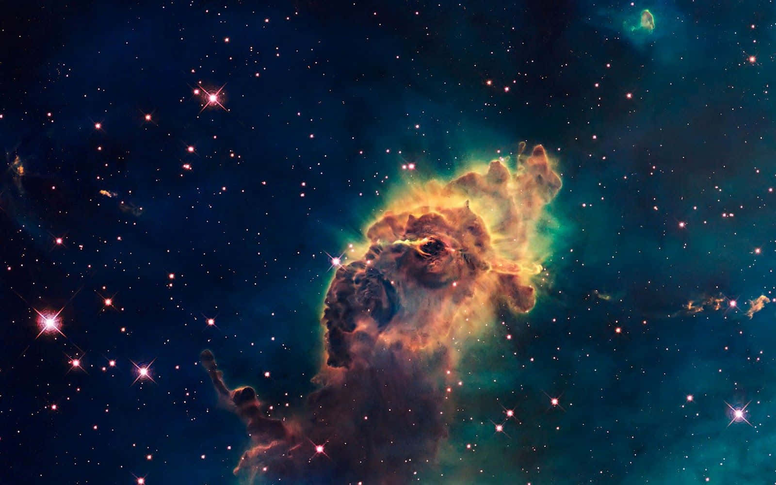 Cool Space 桌布 壁紙 — 一個充滿活力的宇宙星雲在深空的星場中散發出橙色和藍綠色的光芒。
