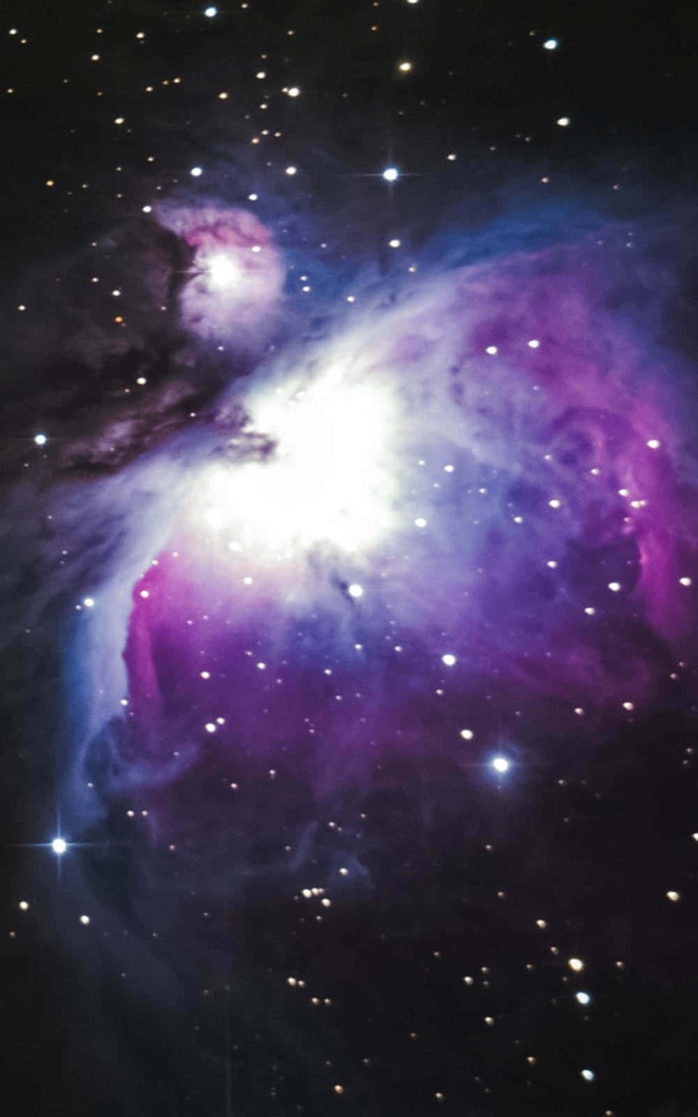 星雲 桌布 壁紙 — 一個充滿活力的宇宙星雲在深空的星場中散發著紫色和藍色的光芒。