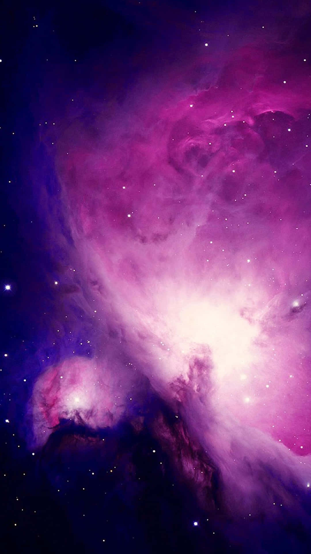 dark matter 桌布 壁紙 — 一個充滿活力的宇宙星雲在深紫色和粉紅色中旋轉，背景是星空，有發光的氣體雲和散落的星星。