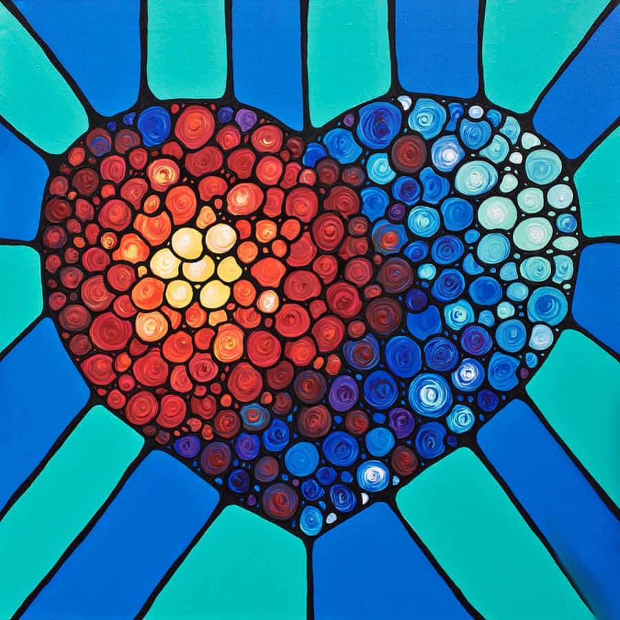 Heart Art 桌布 壁紙 — 一個充滿活力的彩繪玻璃心，帶有從金色中心向外輻射的旋轉紅、橙、藍色圓圈，背景為大膽的藍色。