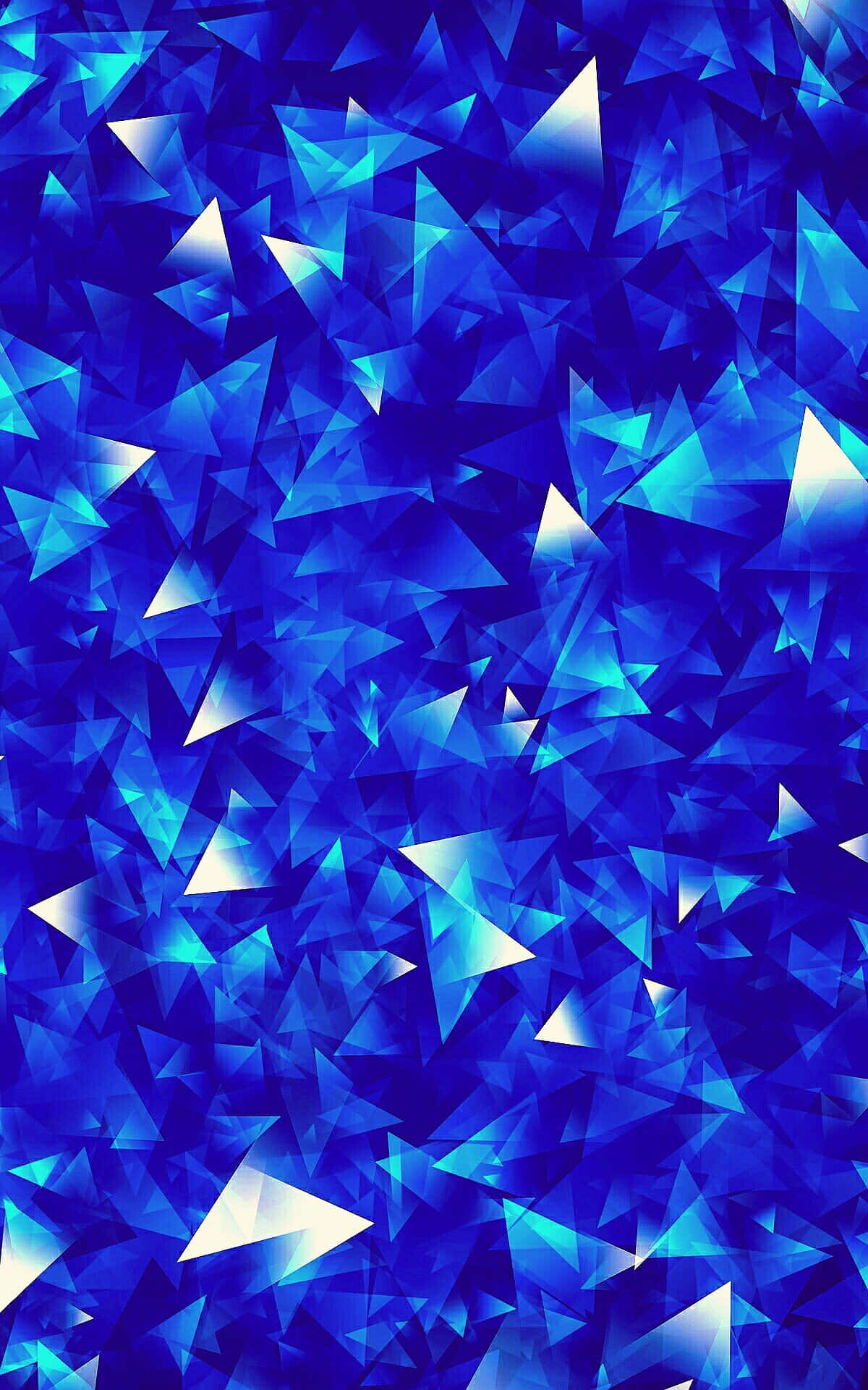 Electric Blue 桌布 壁紙 — 一個充滿活力的抽象圖案，由發光的藍色三角形組成，帶有銳利的高光和深沉的陰影。