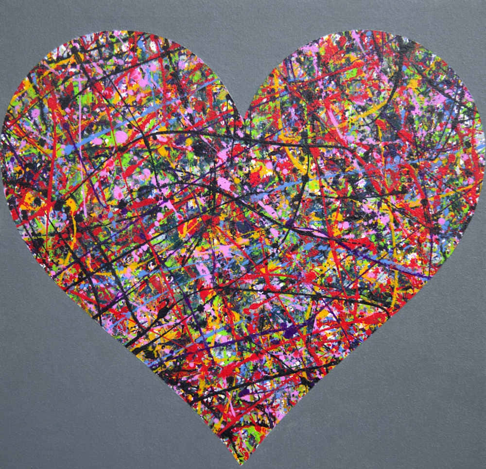 Heart Art 桌布 壁紙 — 一個充滿活力的抽象心形，充滿了混亂的彩色飛濺和黑色線條，背景為灰色。