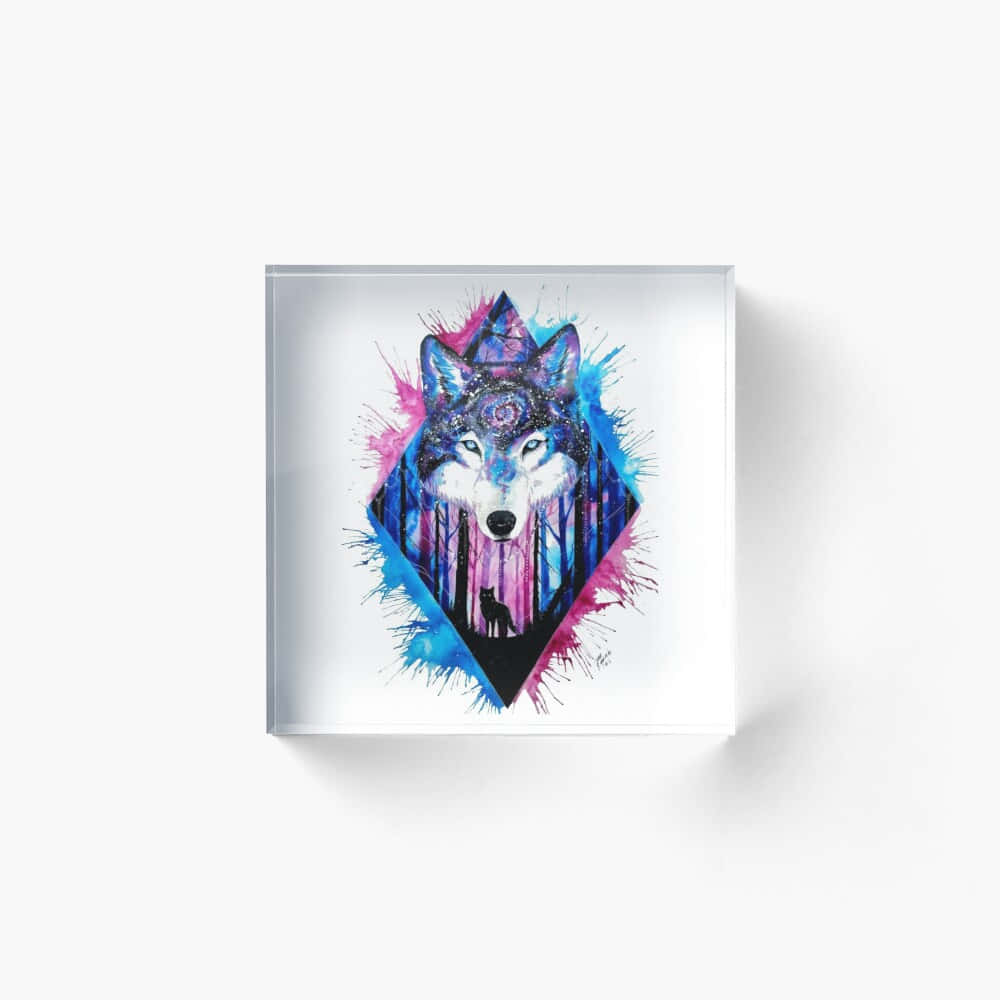 Wolf Art 桌布 壁紙 — 一個充滿活力的抽象狼頭，帶有宇宙圖案和粉紅色、藍色和紫色的潑濺，以森林剪影為背景。