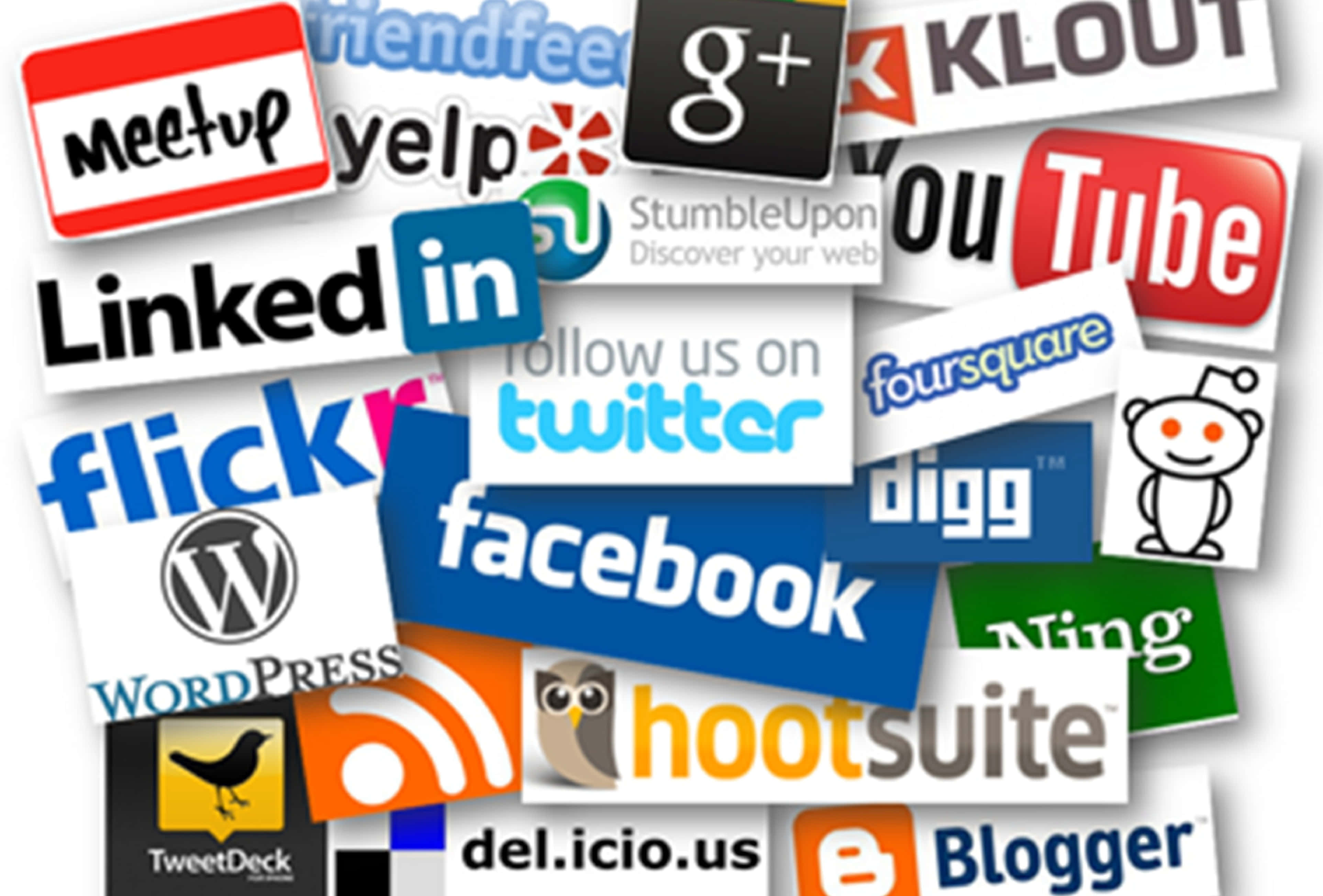 4K Social Media 桌布 壁紙 — 一個充滿活力的拼貼畫，包含重疊的社交媒體平台標誌，包括 Facebook、Twitter、YouTube 和 Instagram，背景為潔淨的白色。