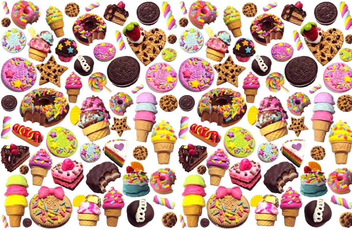 Cute Food 桌布 壁紙 — 一個充滿活力的拼貼畫，展示各種色彩繽紛的甜品，包括冬甩、雪糕筒、曲奇餅和棒棒糖，密集地排列在白色背景上。
