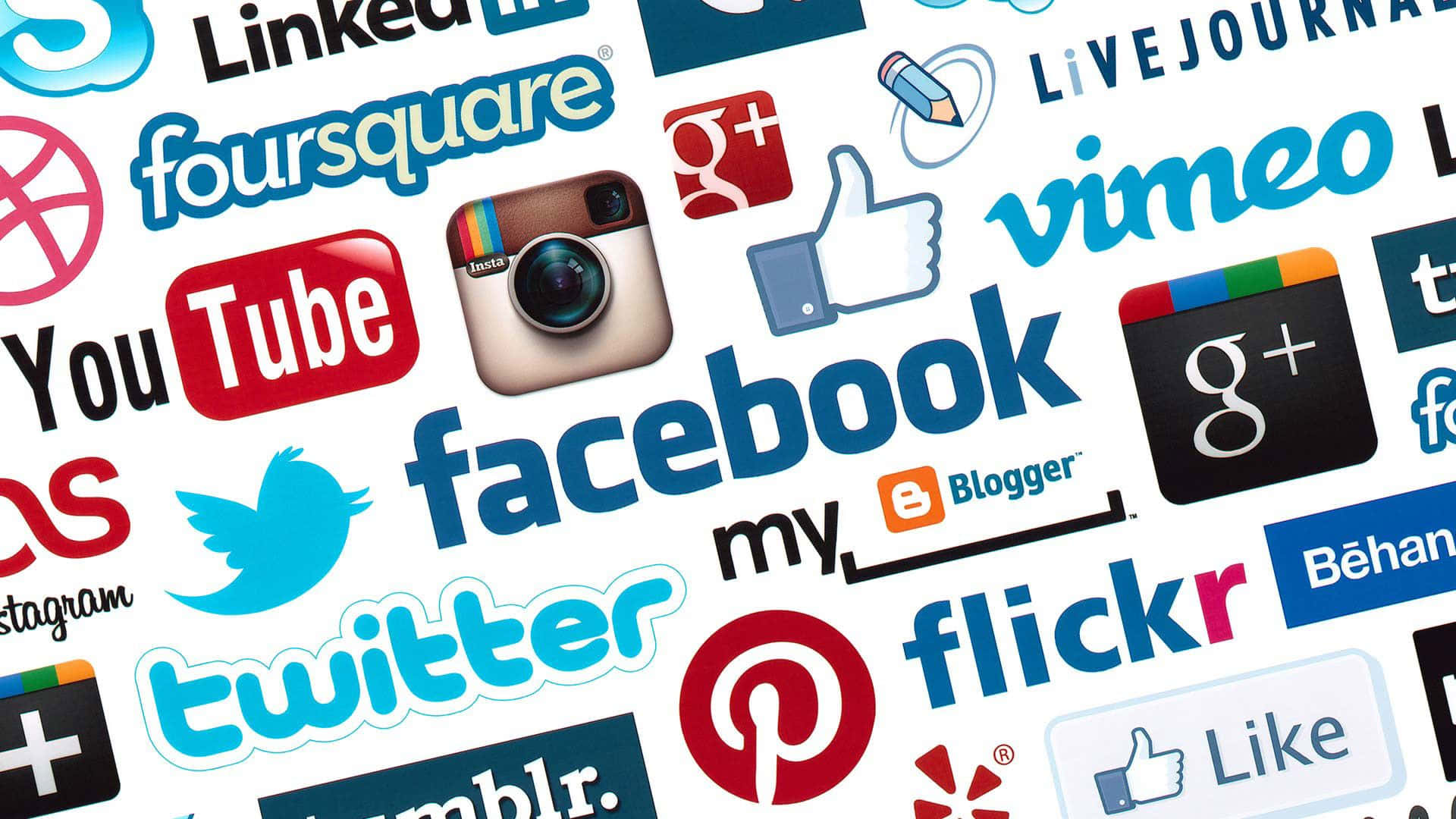 4K Social Media 桌布 壁紙 — 一個充滿活力的拼貼畫，展示流行社交媒體平台的標誌重疊在白色背景上。
