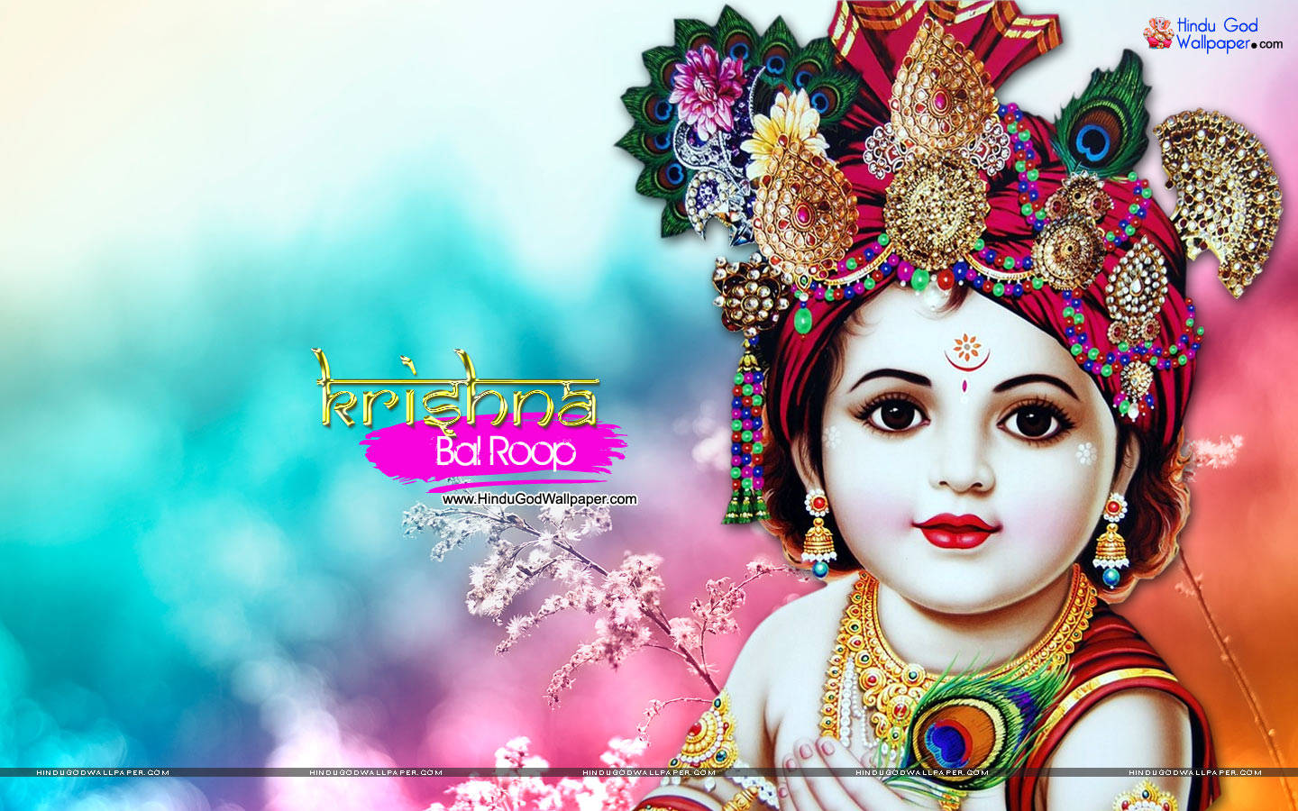 Bal Krishna 桌布 壁紙 — 一個充滿活力的數碼肖像，描繪嬰兒克里希納佩戴金色珠寶和孔雀羽毛皇冠，背景是色彩繽紛的漸變天空。