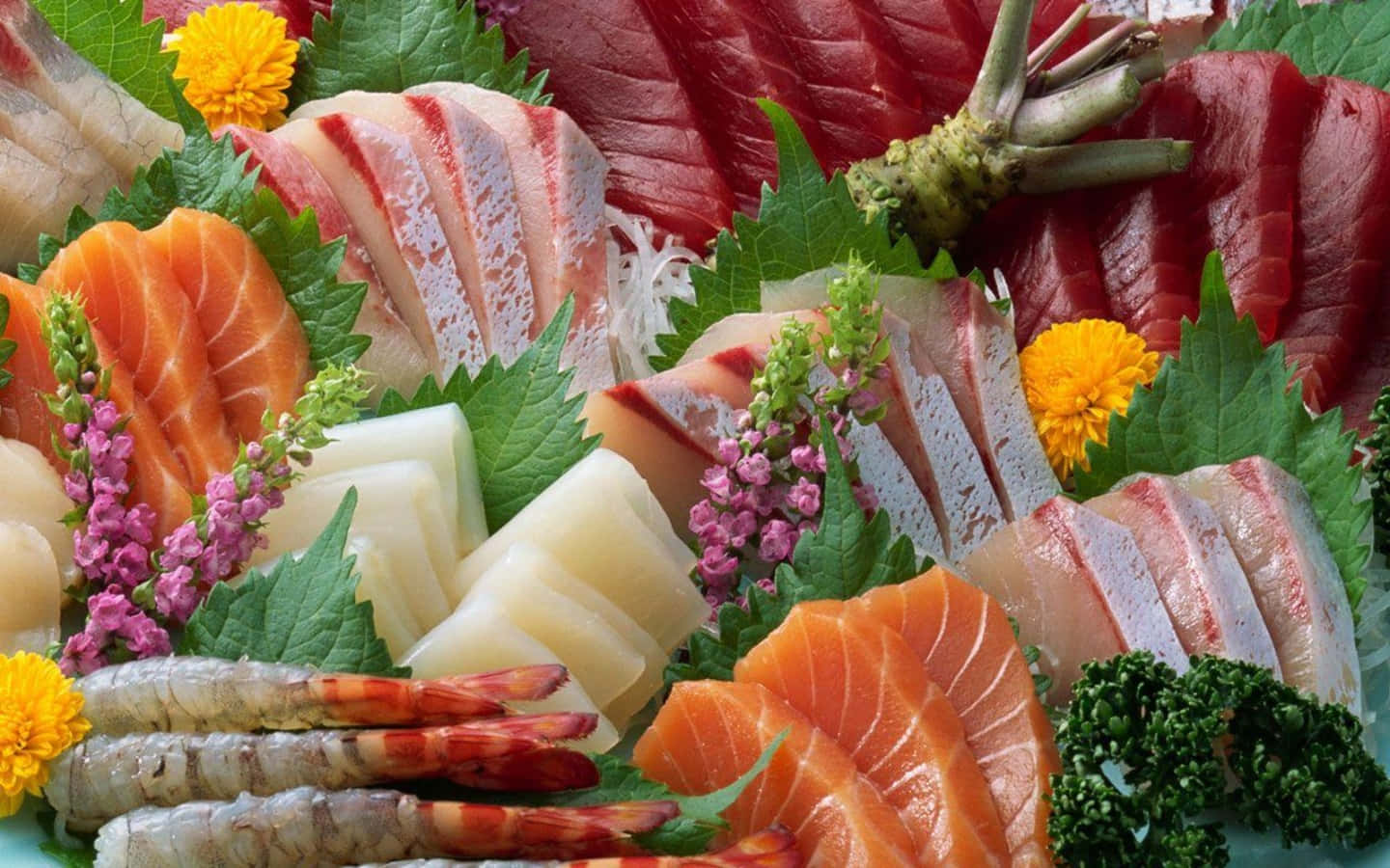Seafood 桌布 壁紙 — 一個充滿活力的新鮮刺身拼盤，包括三文魚、吞拿魚、蝦和帶子，並以蔬菜和花朵裝飾。