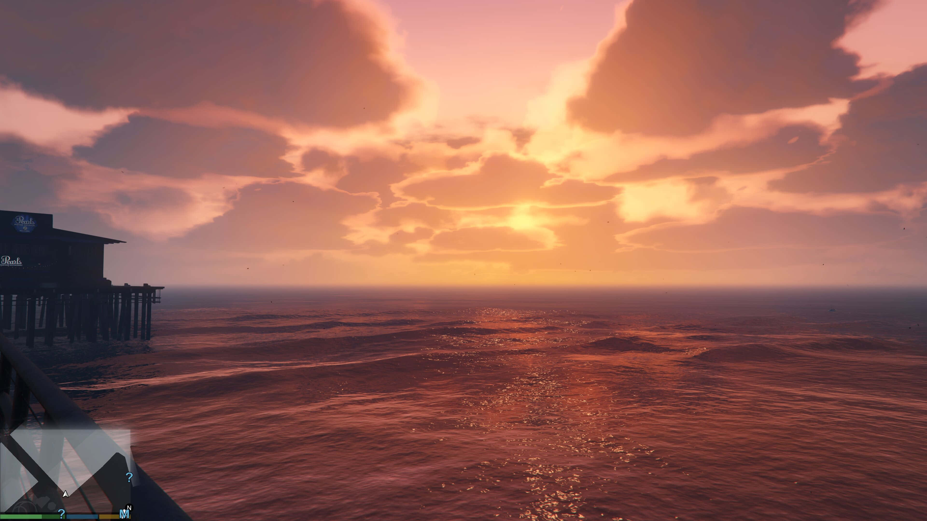 Gta 5 4K 桌布 壁紙 — 一個充滿活力的日落，夕陽映照在海洋上，溫暖的橙色和粉紅色雲彩反射在木製碼頭結構附近波動的水面上。