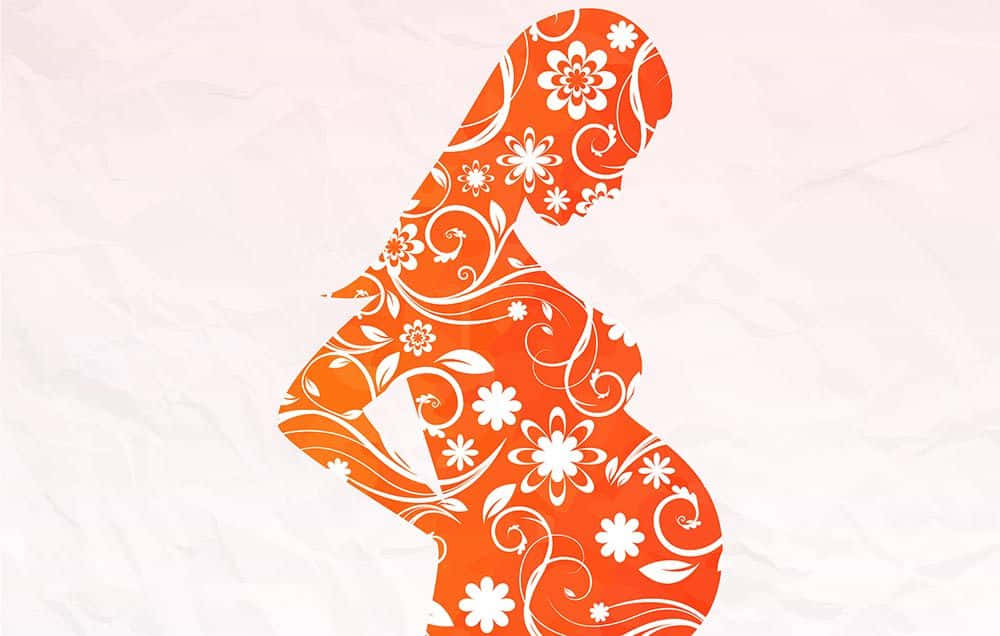 pregnancy 桌布 壁紙 — 一個充滿活力的橙色孕婦剪影，飾有白色花卉圖案，背景是皺巴巴的紙張。