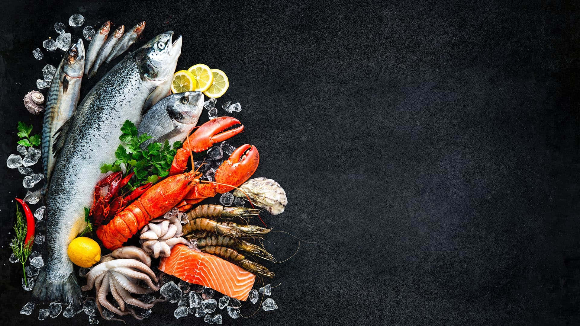 Seafood 桌布 壁紙 — 一個充滿活力的海鮮拼盤，包括三文魚、龍蝦、蝦和魚，放在冰上，配以檸檬和香草，背景為深色紋理。