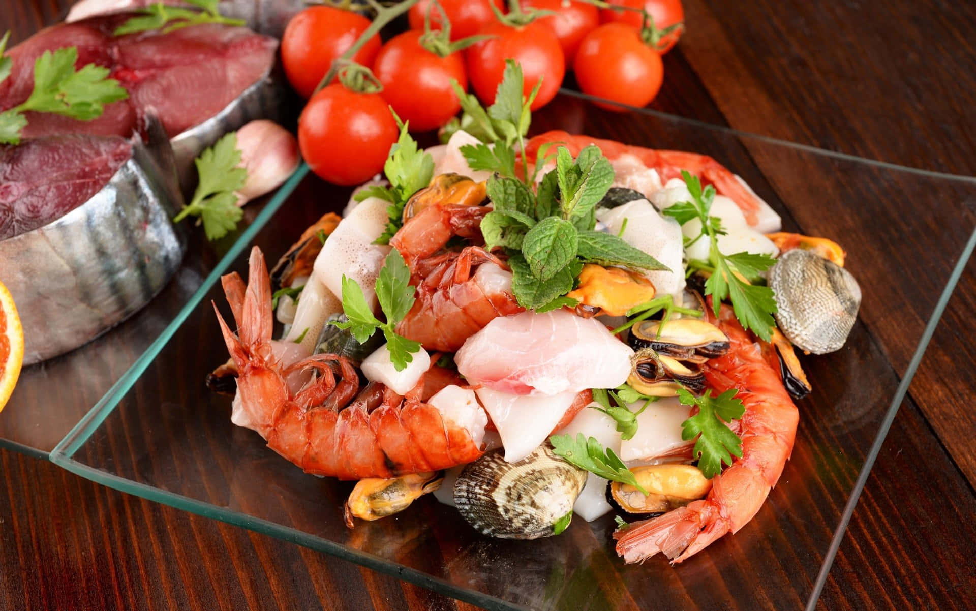 Seafood 桌布 壁紙 — 一個充滿活力的海鮮拼盤，包括蝦、蜆和魚，在玻璃盤上以香草點綴。