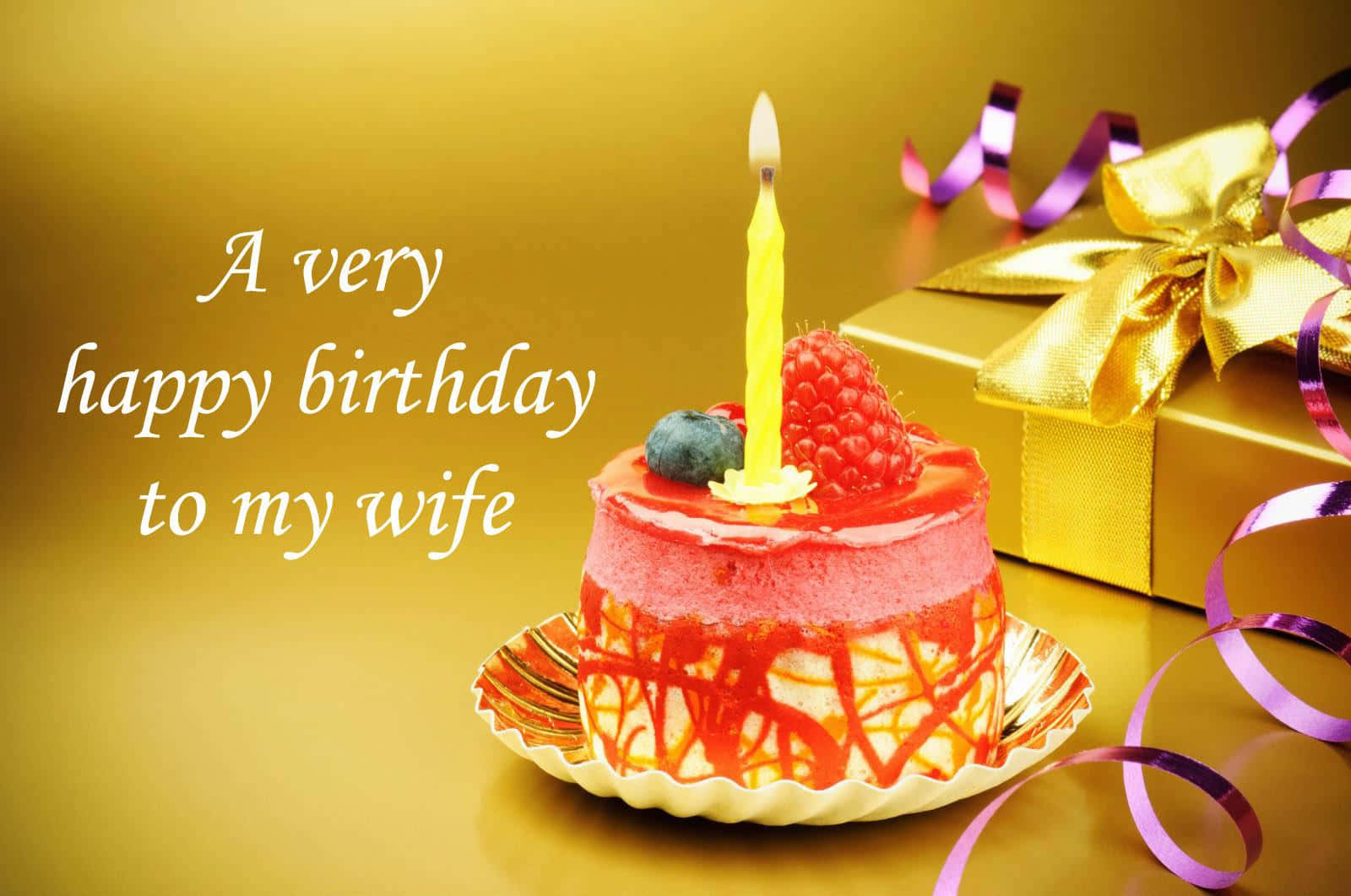 Birthday Wishes 桌布 壁紙 — 一個充滿活力的生日蛋糕，上面有燃燒的蠟燭和新鮮漿果，旁邊是一個金色禮物盒，裝飾著紫色絲帶。