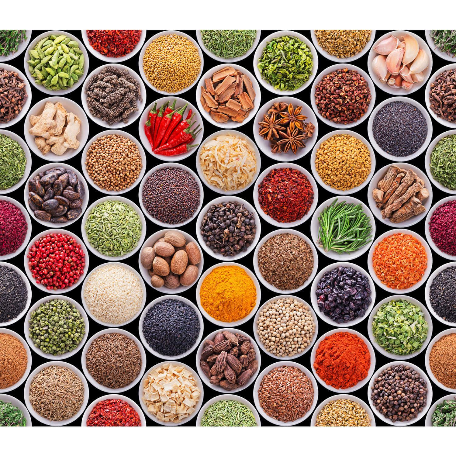 Spice 桌布 壁紙 — 一個充滿活力的白色碗盤網格，裝滿了色彩繽紛的香料和香草，背景為黑色。