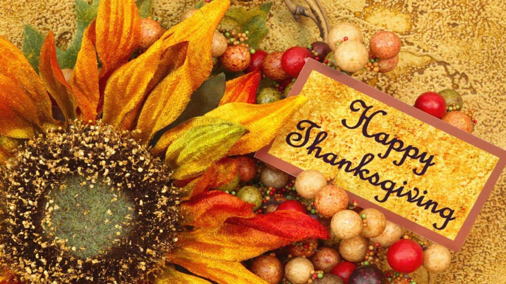 Happy Thanksgiving 桌布 壁紙 — 一個充滿活力的秋季佈置，包含一朵大向日葵、色彩繽紛的漿果，以及一張在紋理金色背景上的「感恩節快樂」卡片。