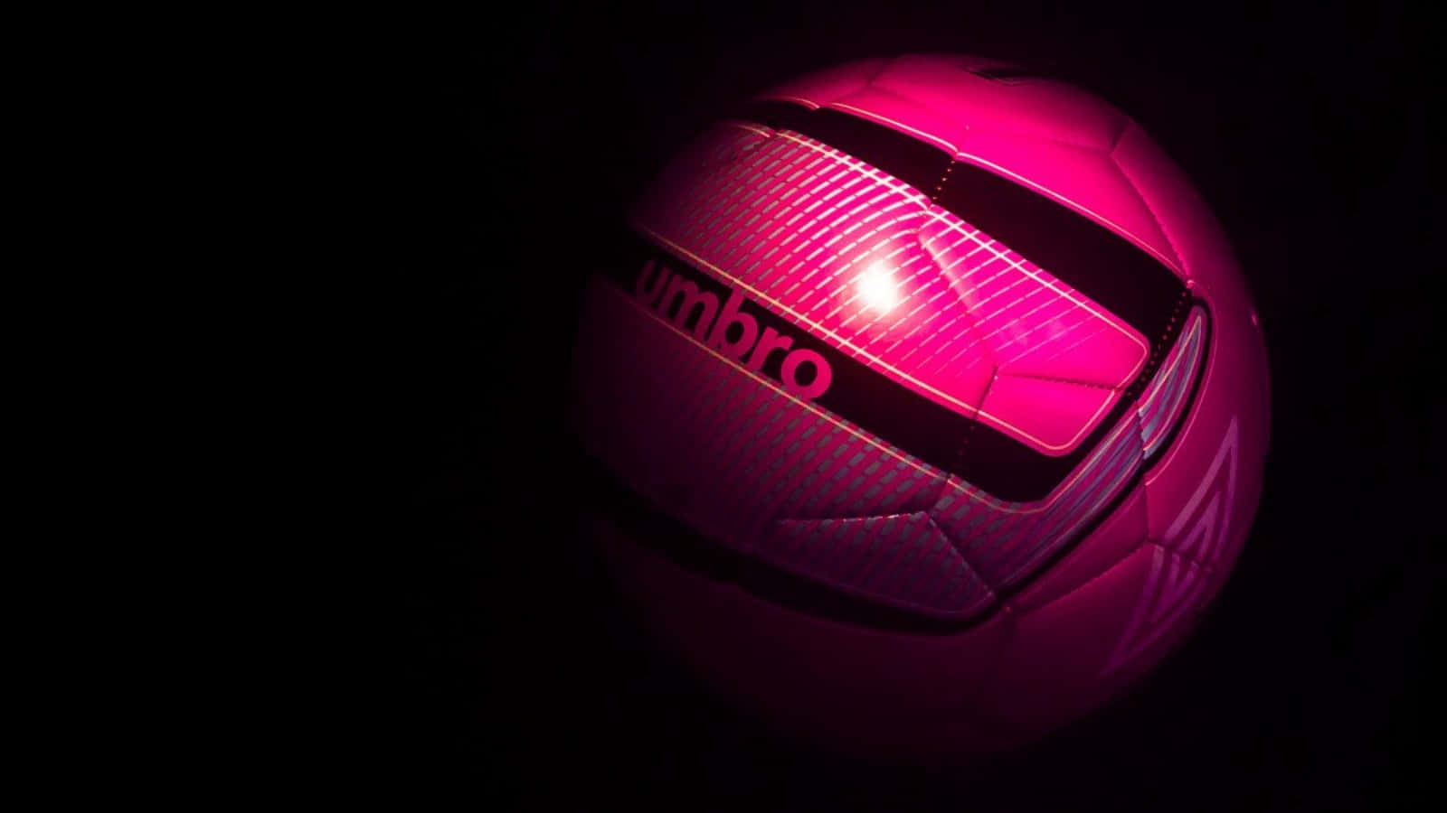 Pink Soccer Ball 桌布 壁紙 — 一個充滿活力的粉紅色Umbro足球在漆黑的背景上閃耀著明亮的高光。