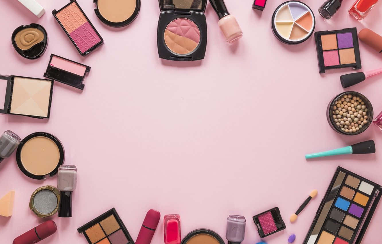 Cosmetics 桌布 壁紙 — 一個充滿活力的粉紅色平鋪佈局，各種化妝品排列在邊框內，中心空白。
