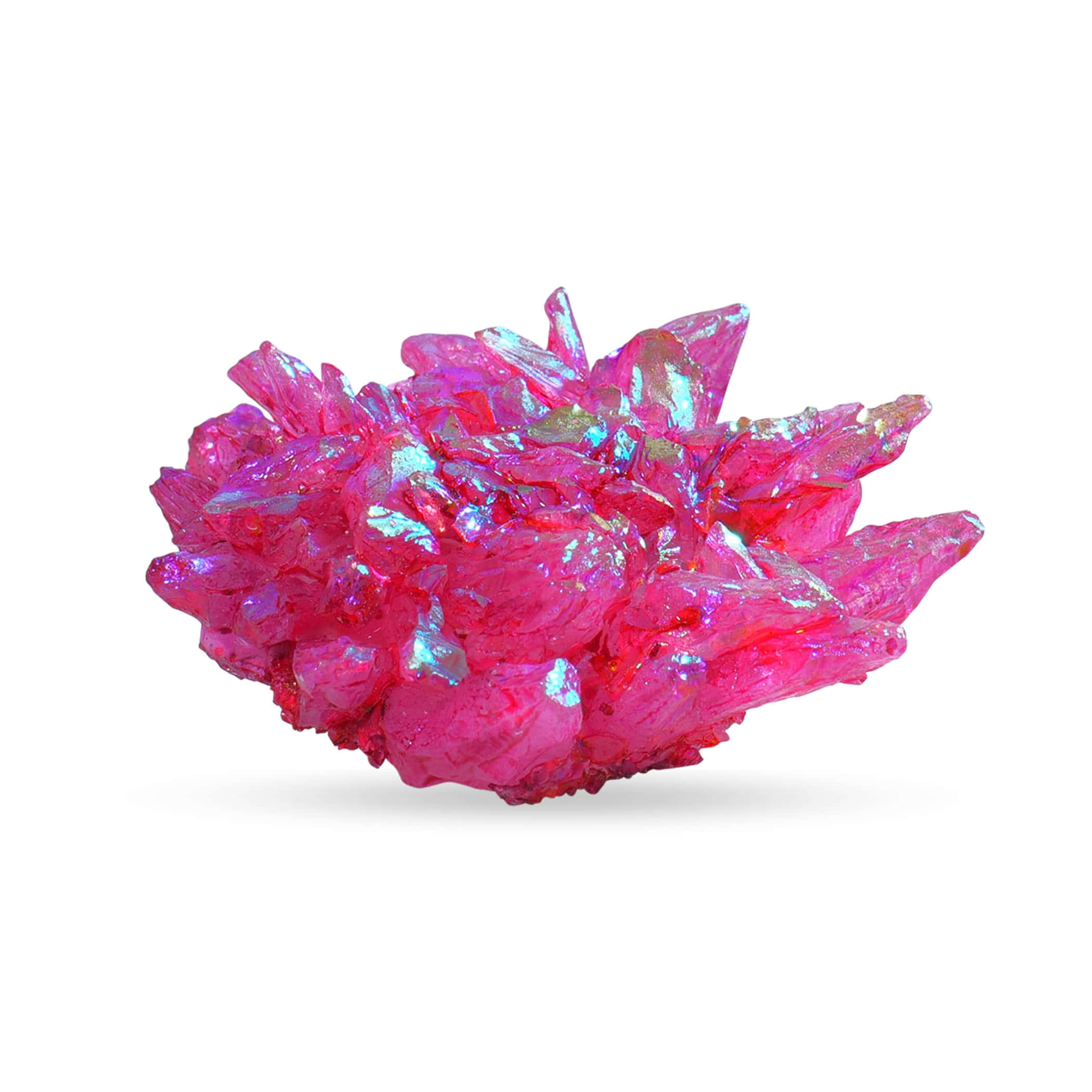 Pink Crystal Quartz 桌布 壁紙 — 一個充滿活力的粉紅色水晶簇，帶有彩虹藍色亮點，在純白色背景上閃耀。
