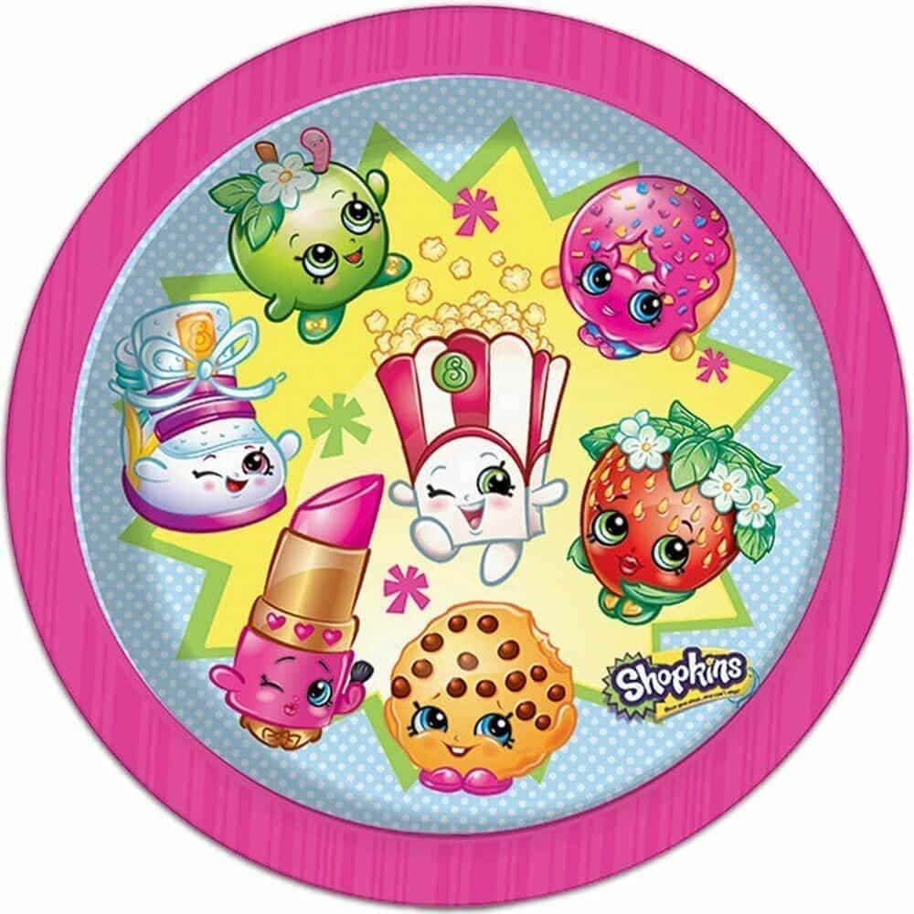 Shopkins 桌布 壁紙 — 一個充滿活力的粉紅色邊緣碟子，上面有快樂的Shopkins角色，如草莓曲奇和唇膏，圍繞著黃色星爆排列。