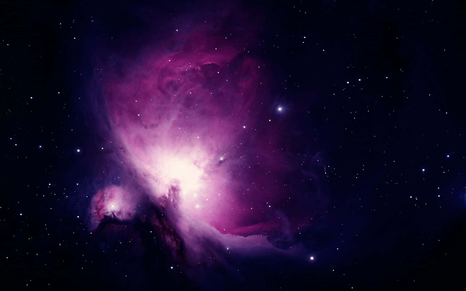 Colorful Space 桌布 壁紙 — 一個充滿活力的紫色和粉紅色星雲，在深邃的黑色宇宙背景下閃耀著明亮的星星。