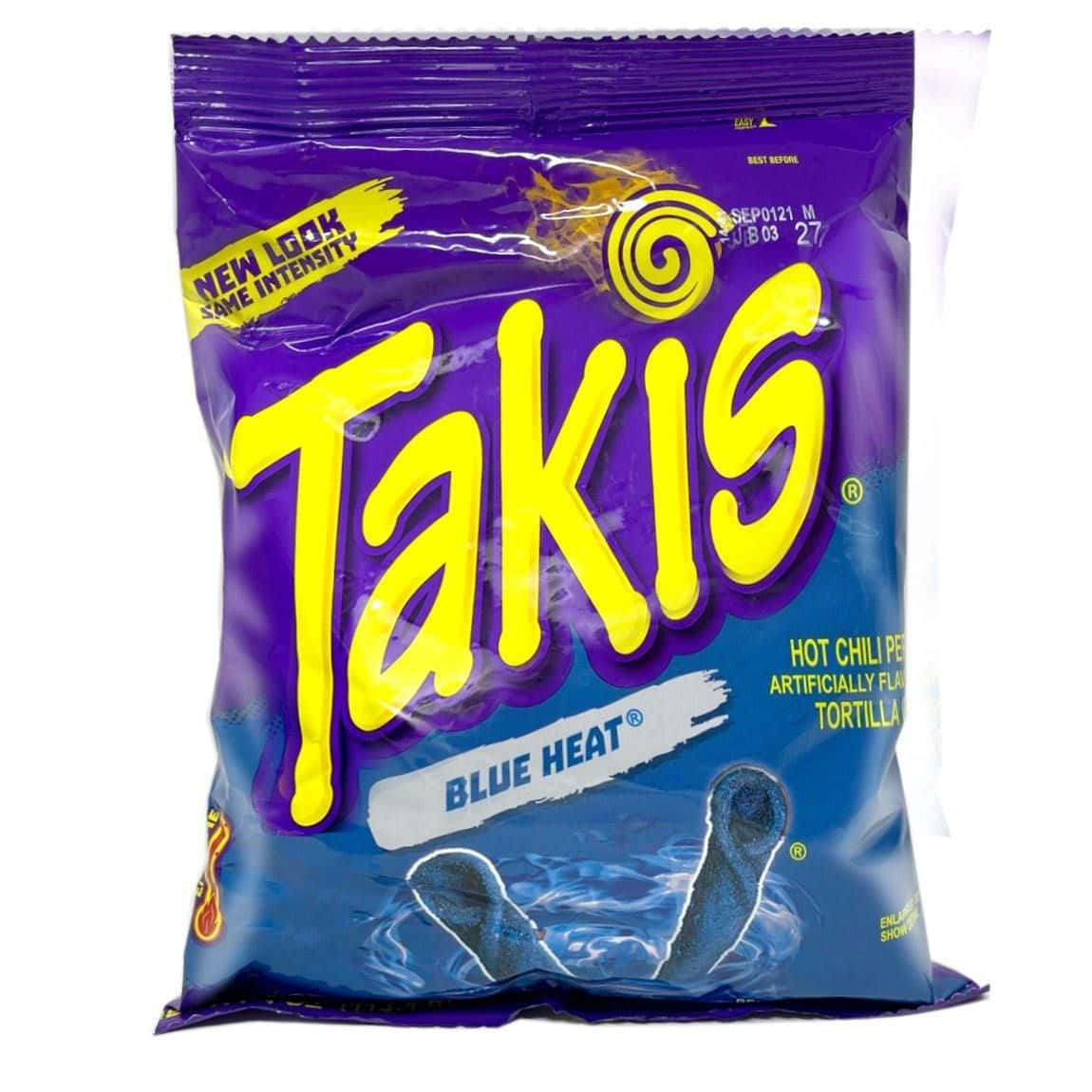 Blue Chips 桌布 壁紙 — 一個充滿活力的紫色和藍色Takis Blue Heat零食袋，帶有醒目的黃色文字和火熱圖案，背景為白色。