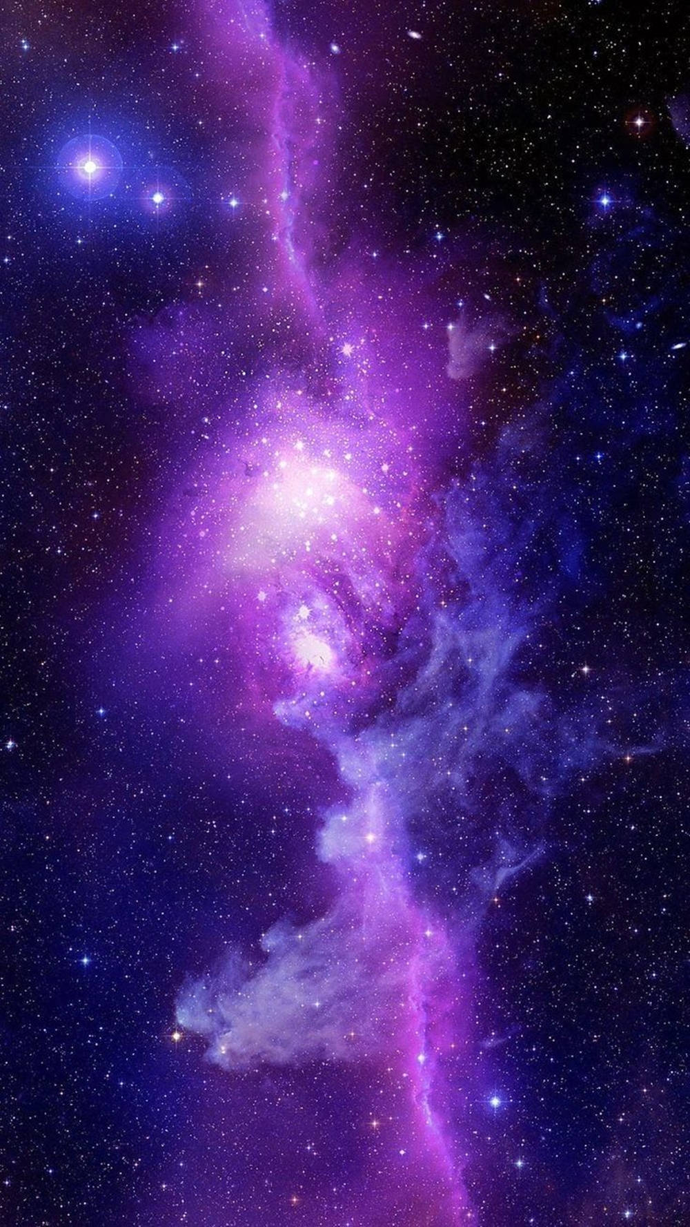 夜空 桌布 壁紙 — 一個充滿活力的紫色和藍色星雲，在深邃的宇宙虛空中旋轉，閃爍著星星。