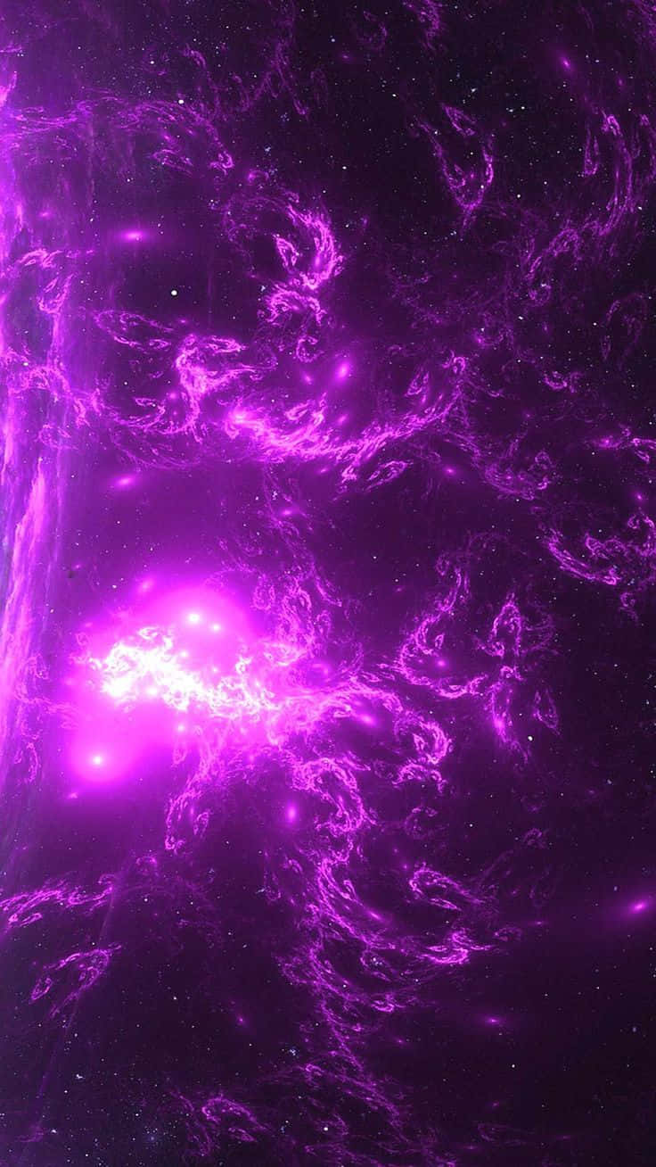 螢光紫 桌布 壁紙 — 一個充滿活力的紫色星雲，帶有發光的絲狀物和散落的星星，照亮了黑暗的宇宙虛空。