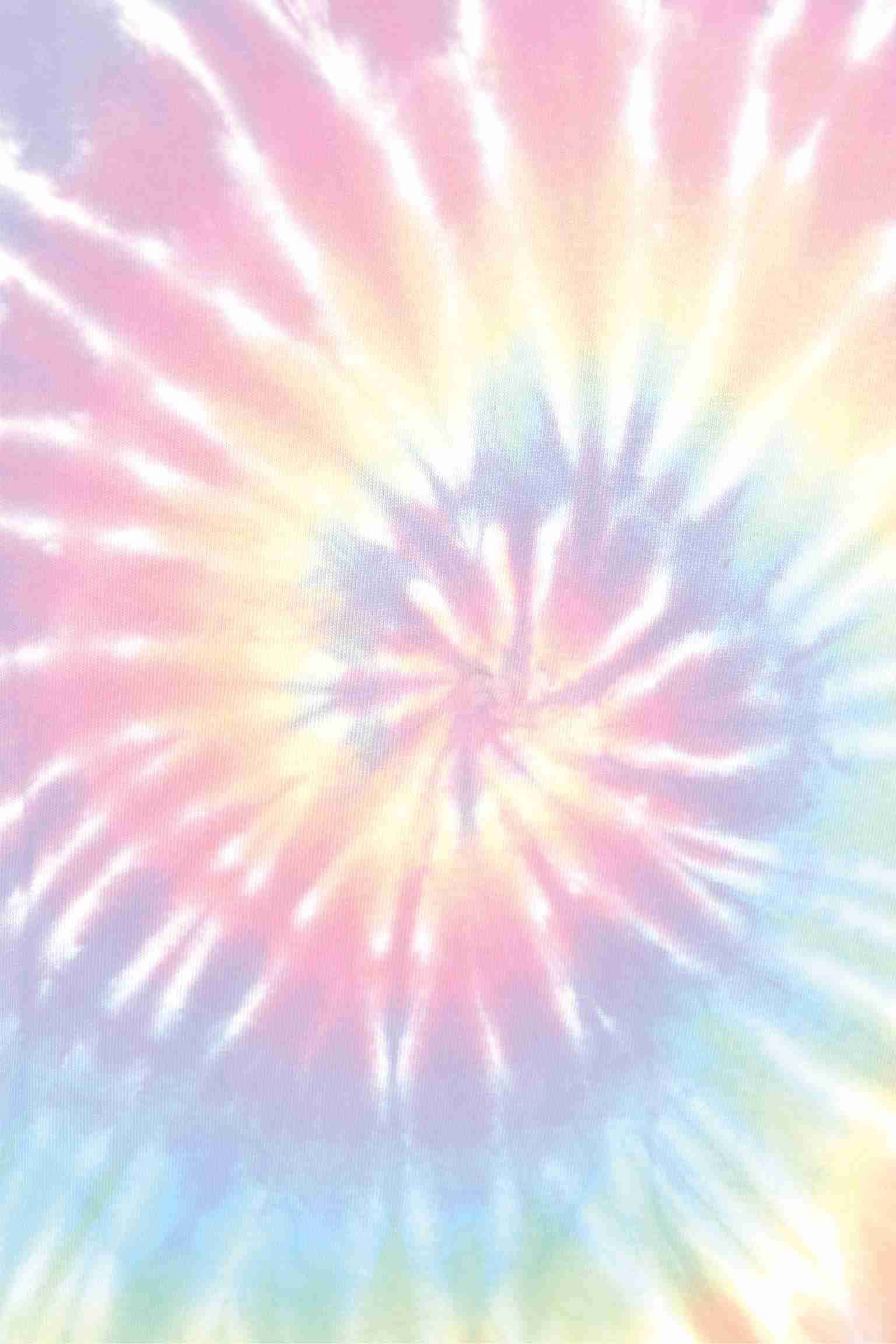 Pastel Tie Dye 桌布 壁紙 — 一個充滿活力的紮染圖案以粉紅、黃、藍和白色的柔和粉彩調向外輻射，營造出夢幻般的迷幻效果。