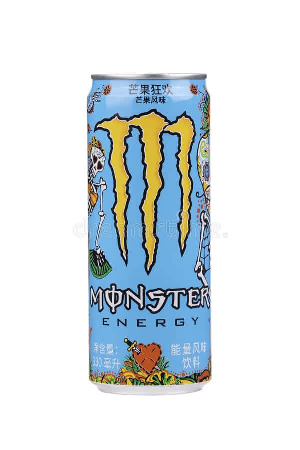 Monster Energy 桌布 壁紙 — 一個充滿活力的藍色Monster Energy罐，帶有芒果口味和色彩繽紛的骷髏設計，背景為潔淨的白色。