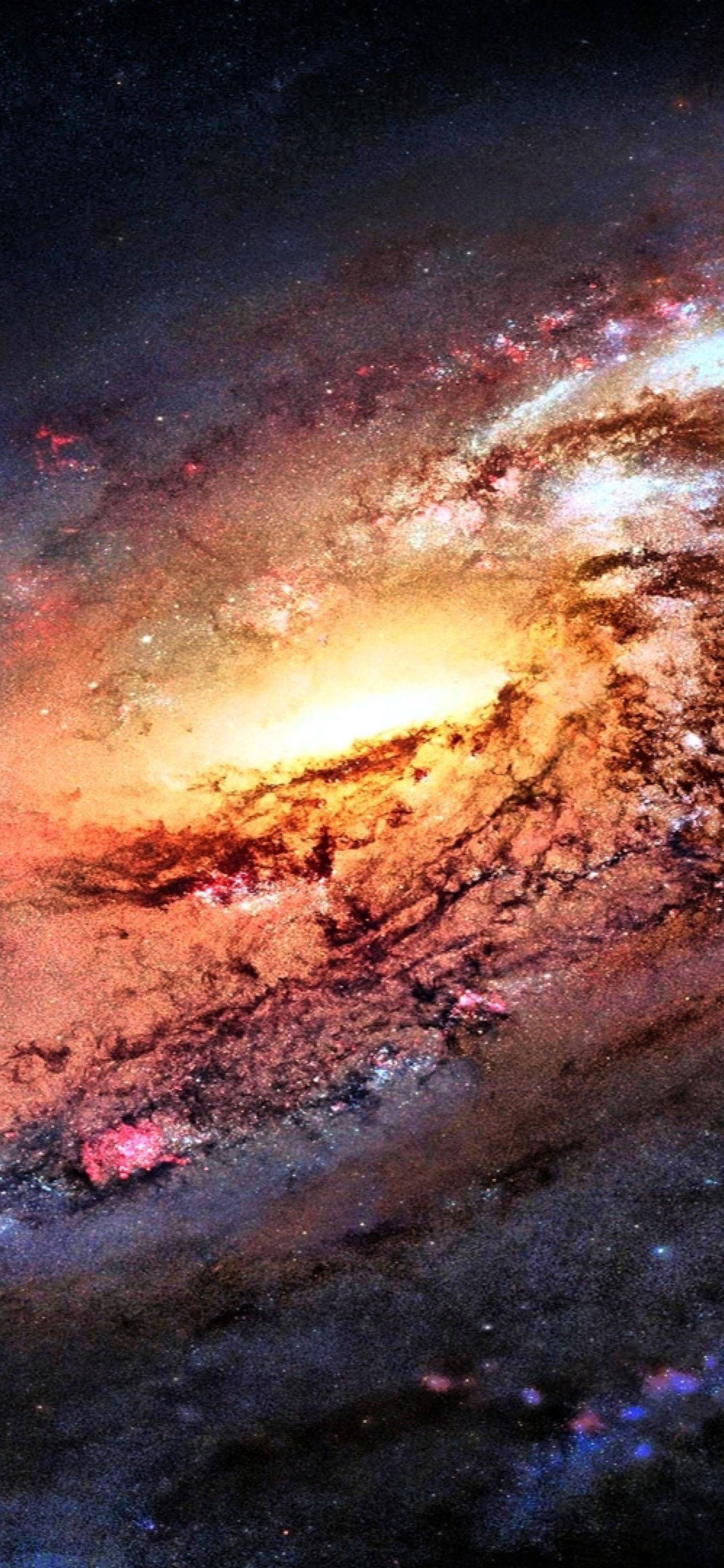 銀河 桌布 壁紙 — 一個充滿活力的螺旋星系在黑暗的宇宙背景下旋轉，散發著橙色和粉紅色的星雲光芒。